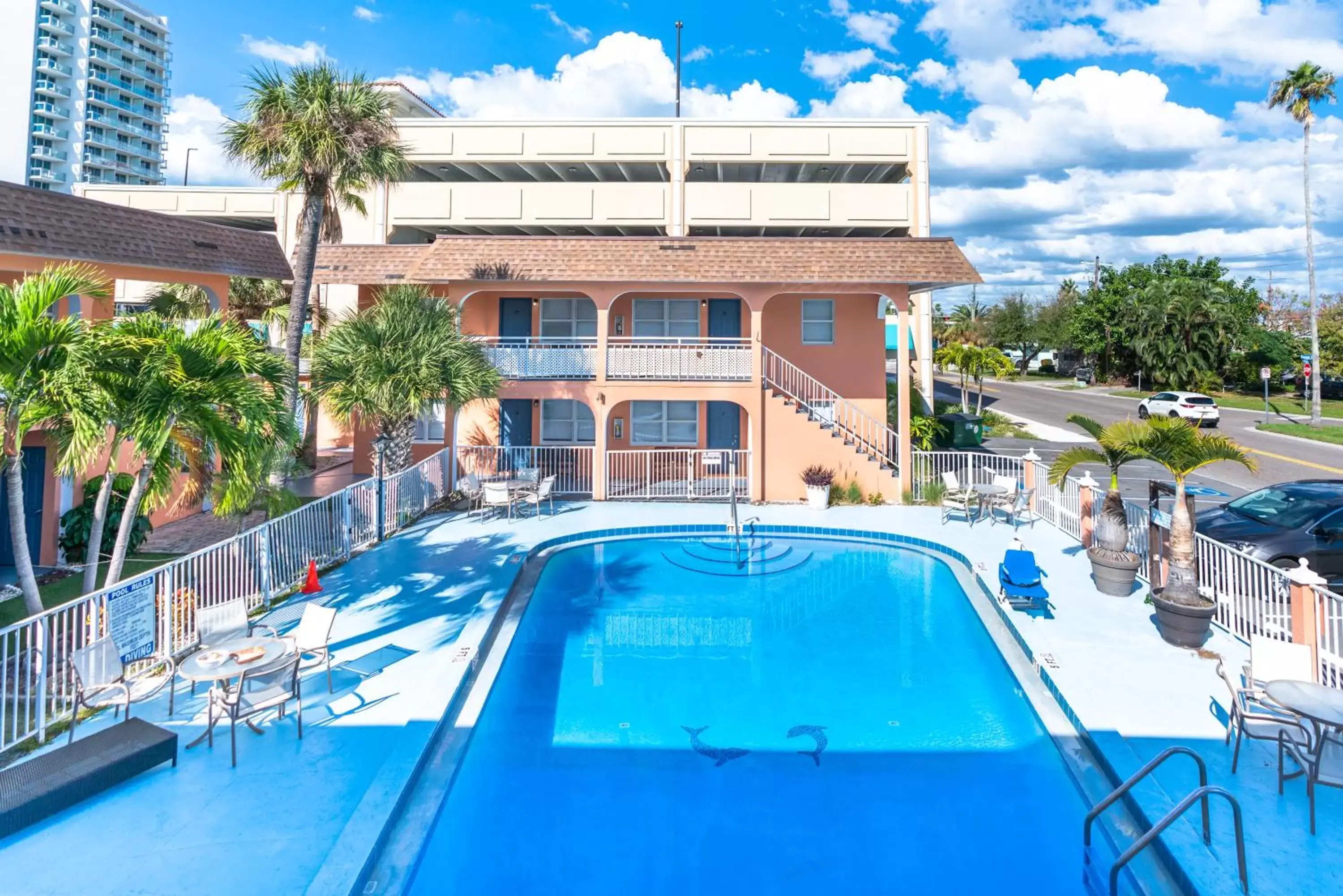 Property building, Swimming Pool in Echo Sails Motel