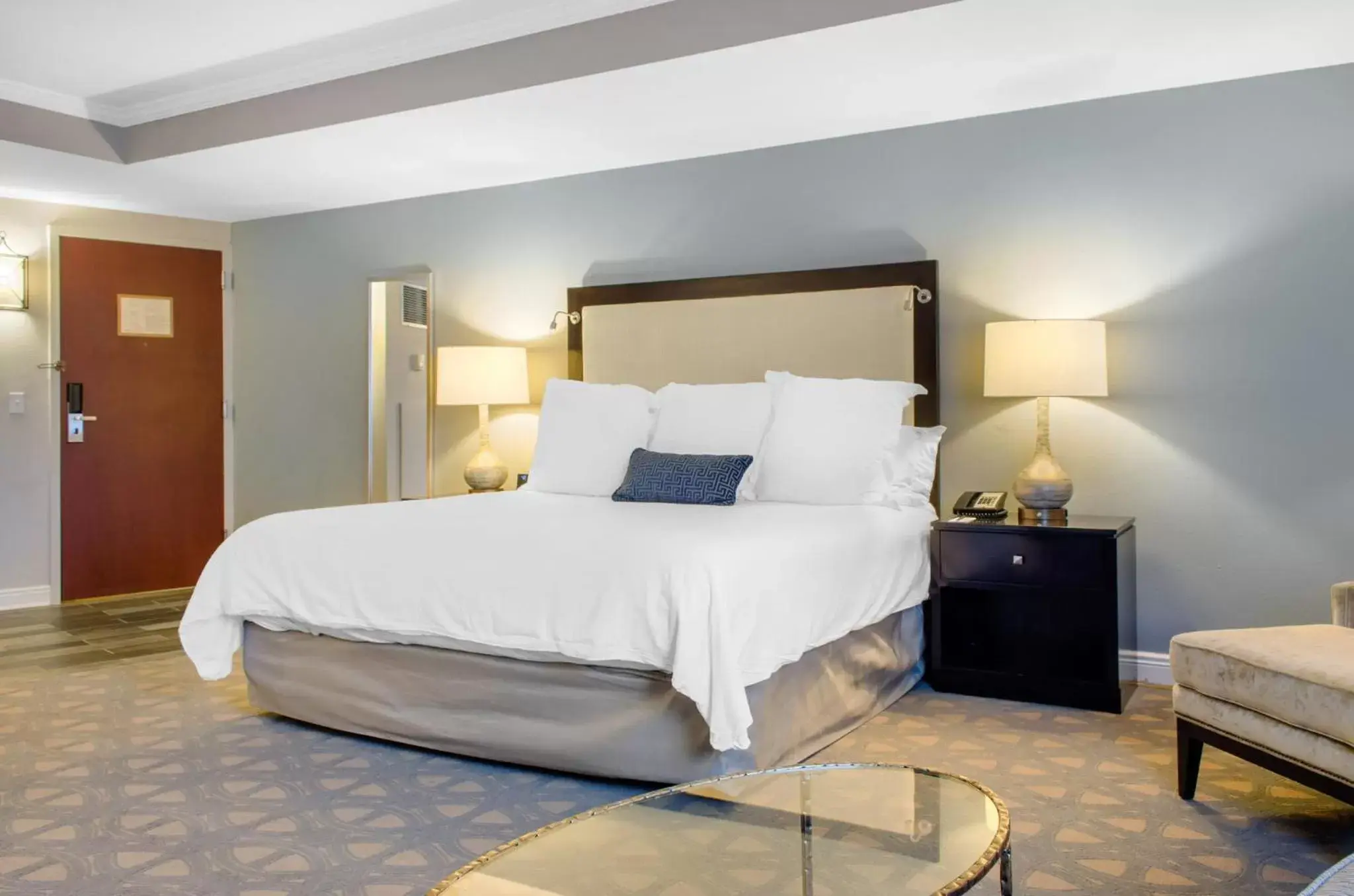 Photo of the whole room, Bed in Omni Riverfront New Orleans