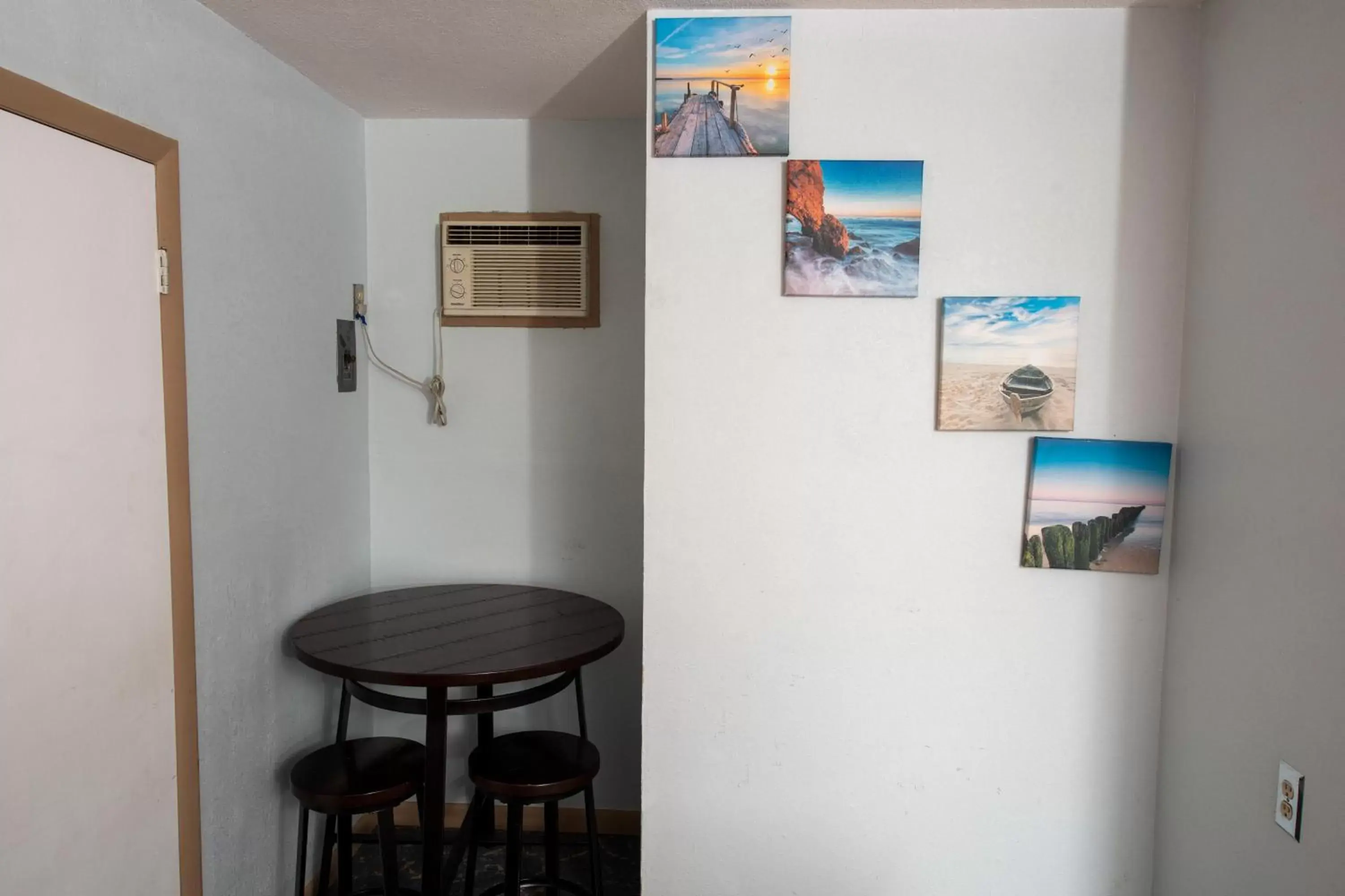 Bedroom, Dining Area in Tower 64 Motel & RV