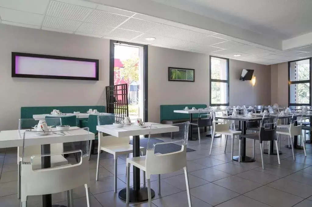 Lounge or bar, Restaurant/Places to Eat in The Originals City, Hotel Novella Confort, Nantes Est
