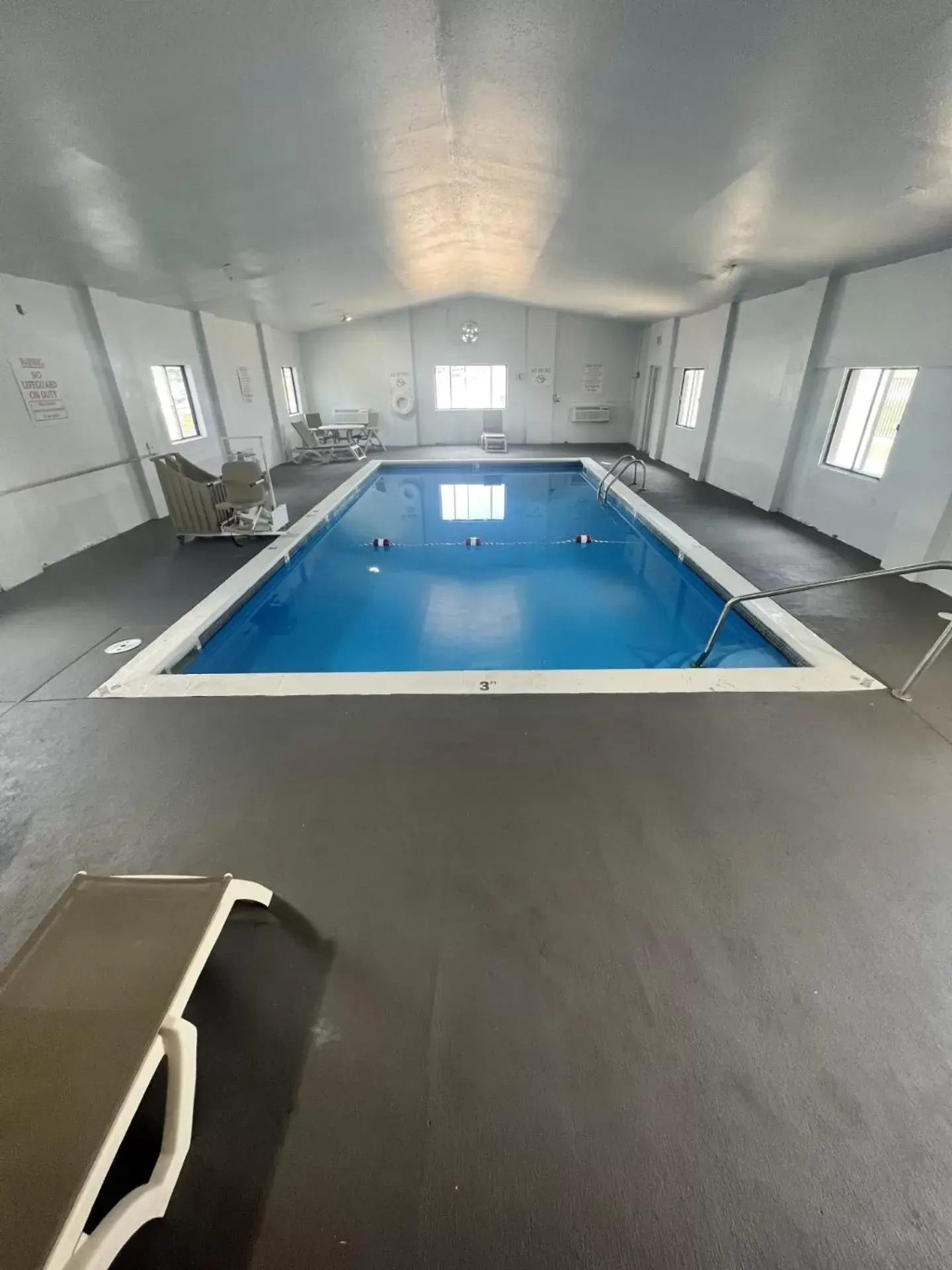 Swimming Pool in Motel 6-Council Bluffs, IA - Omaha East