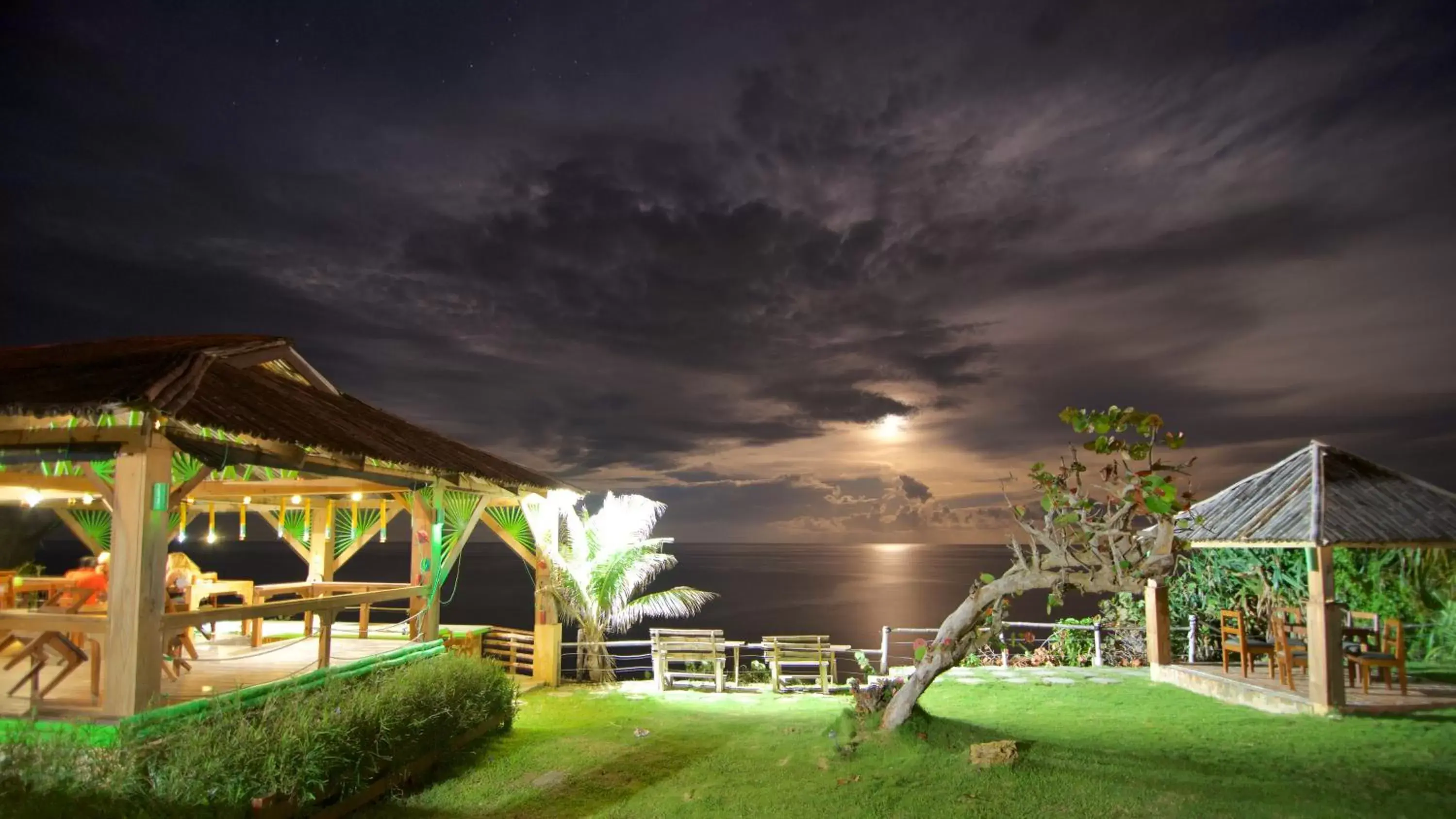 Garden in The Sea Cliff Hotel Resort & Spa