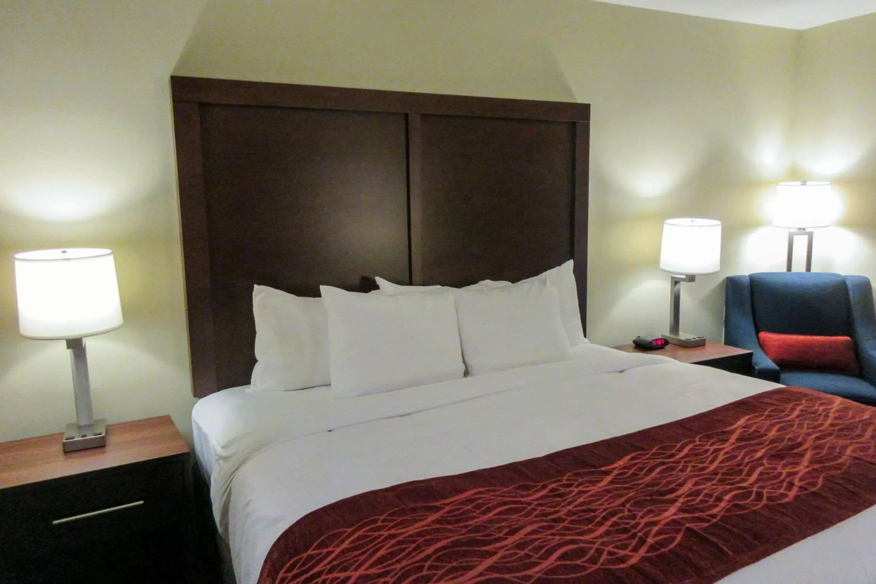 Photo of the whole room, Bed in Comfort Inn & Suites