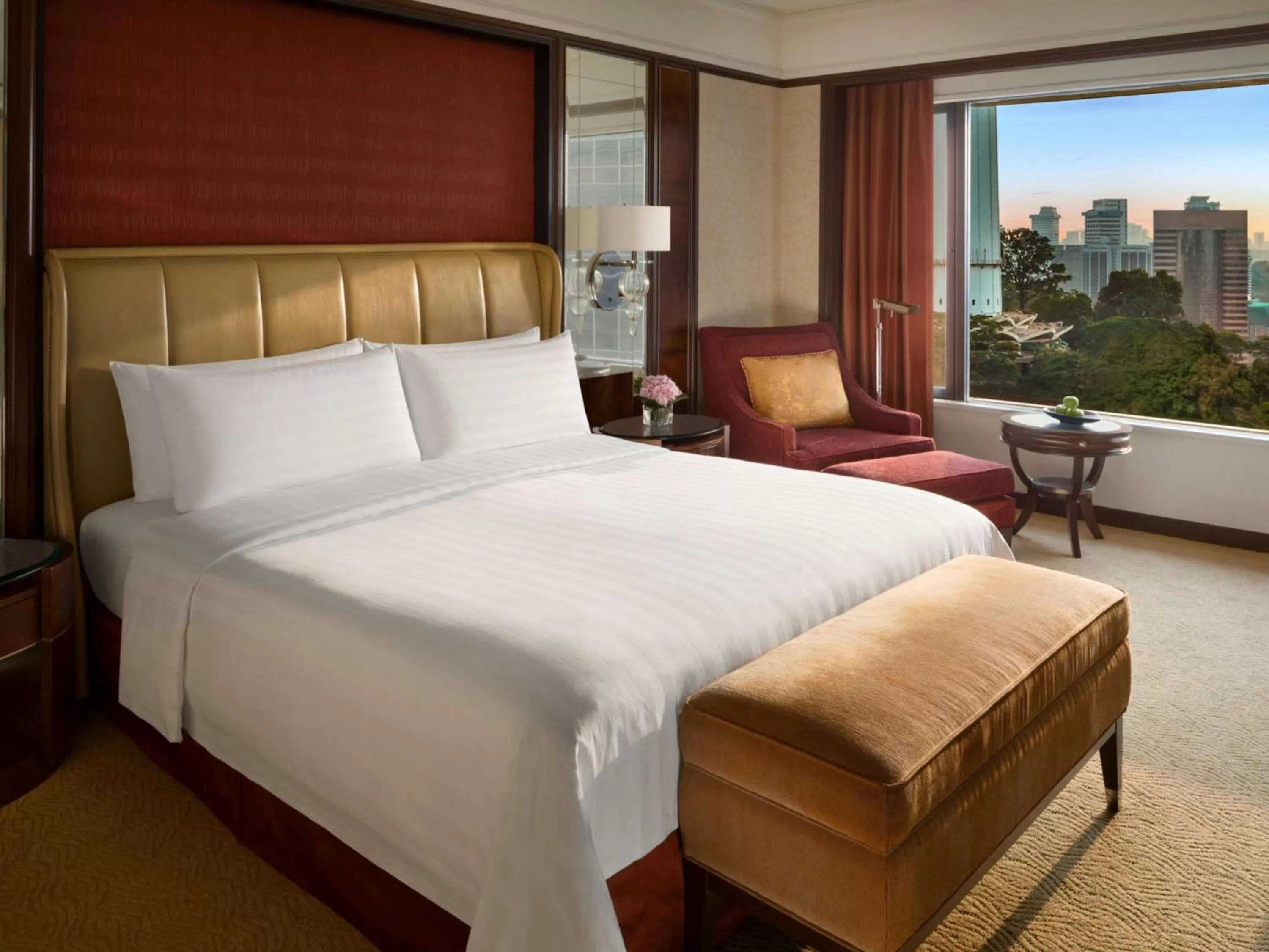 Photo of the whole room, Bed in Shangri-La Kuala Lumpur