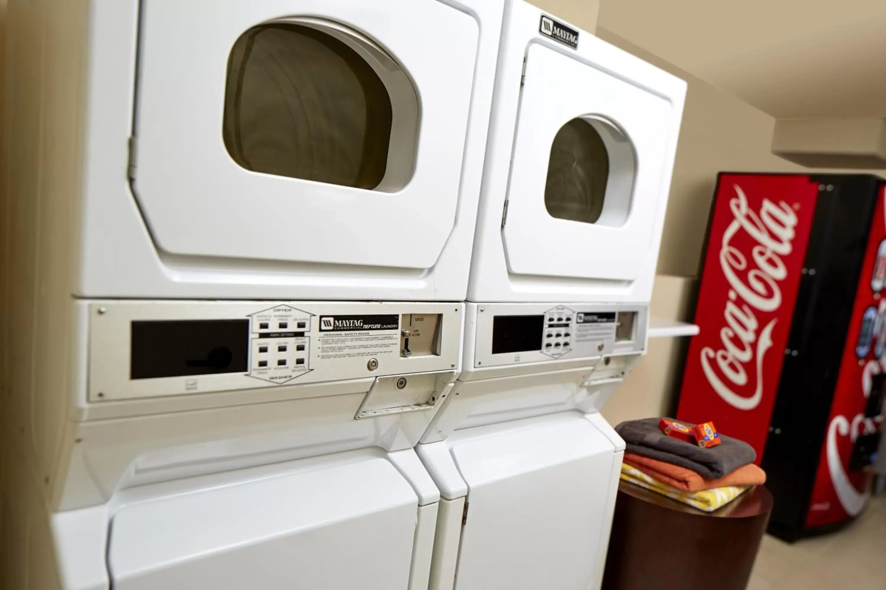 Decorative detail, Kitchen/Kitchenette in Portofino Inn and Suites Anaheim Hotel