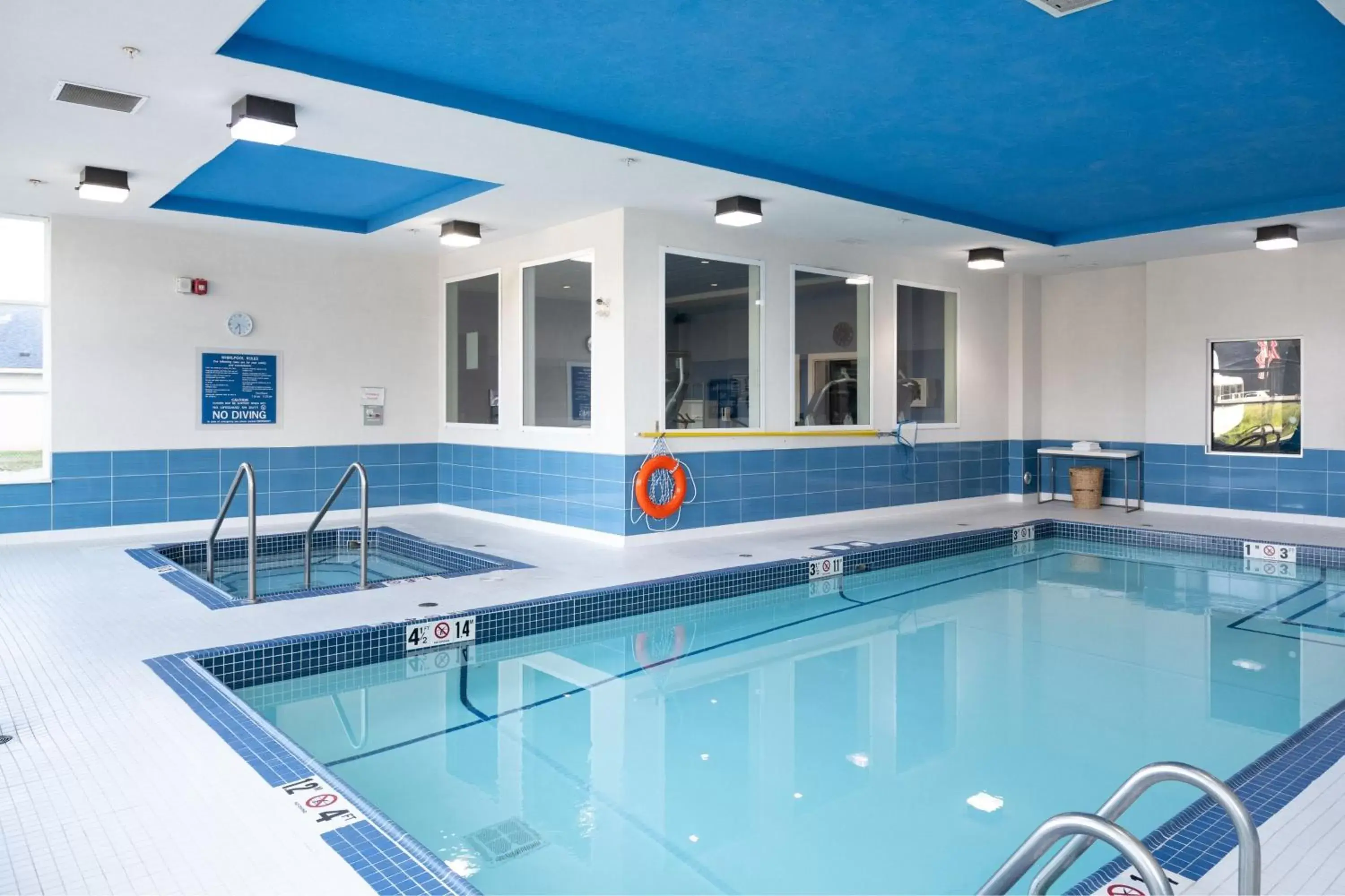 Swimming Pool in Four Points by Sheraton Edmonton International Airport