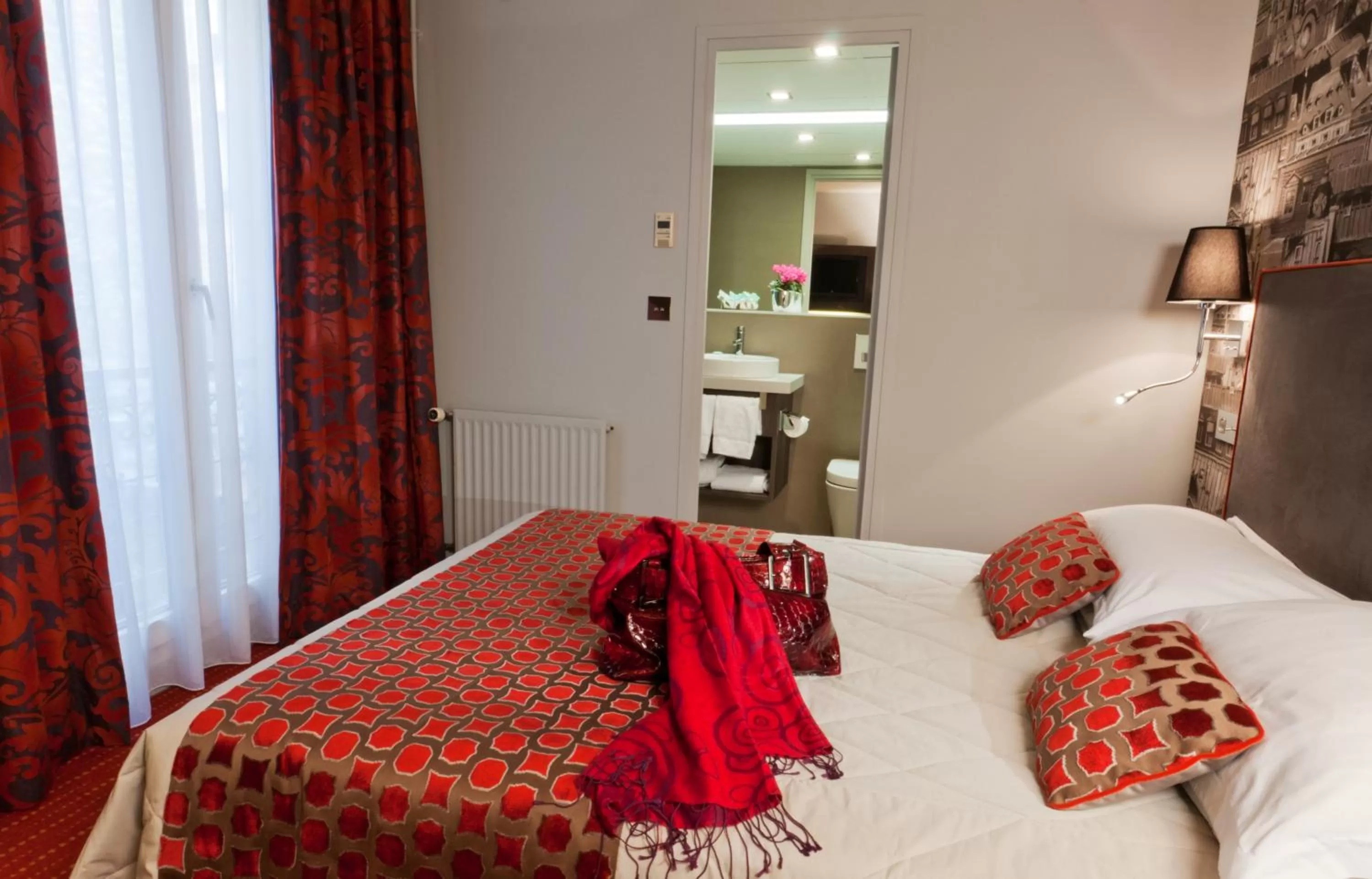 Photo of the whole room, Bed in Hôtel Harvey