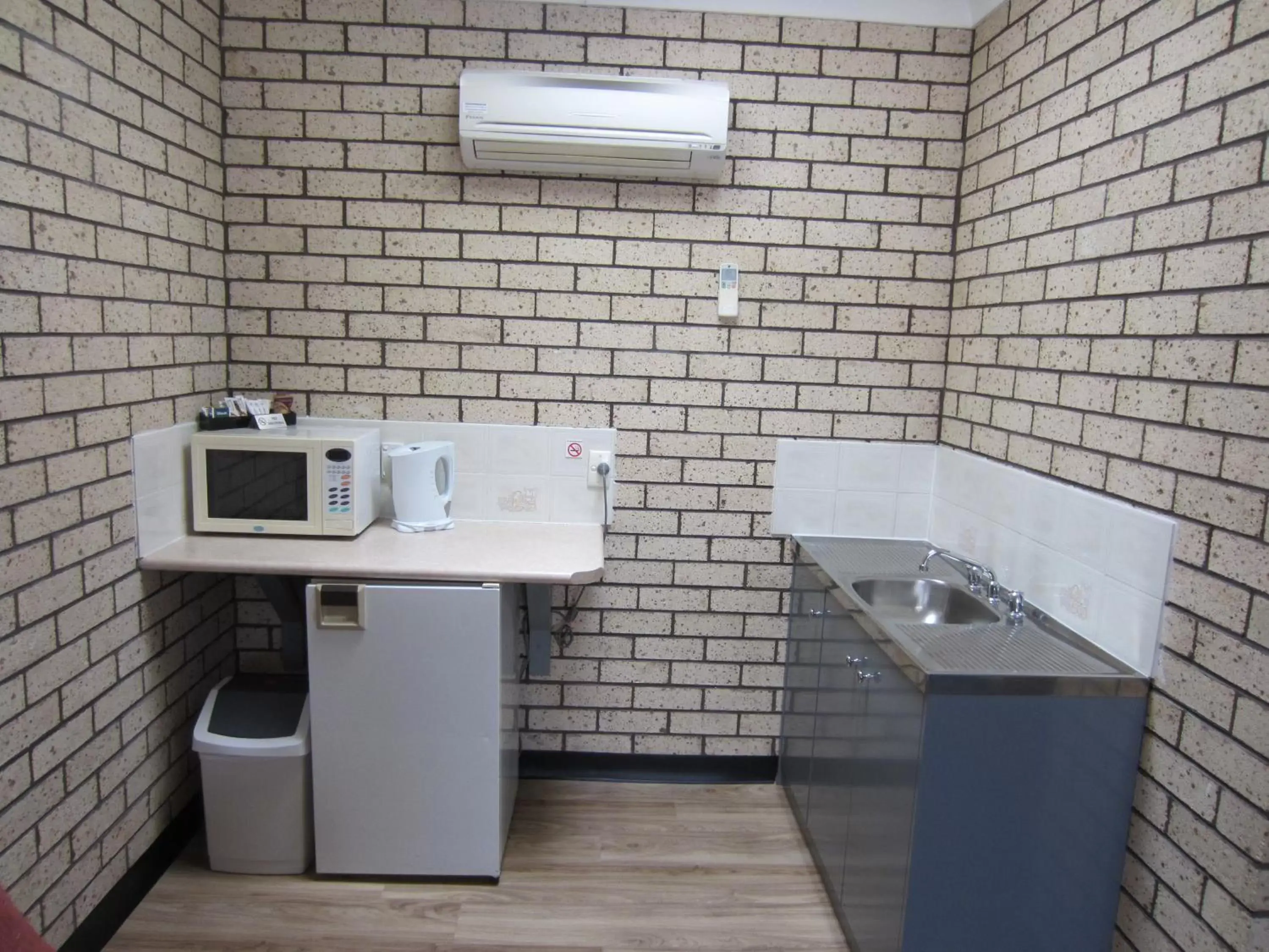 Kitchen or kitchenette, Kitchen/Kitchenette in Cowra Crest Motel