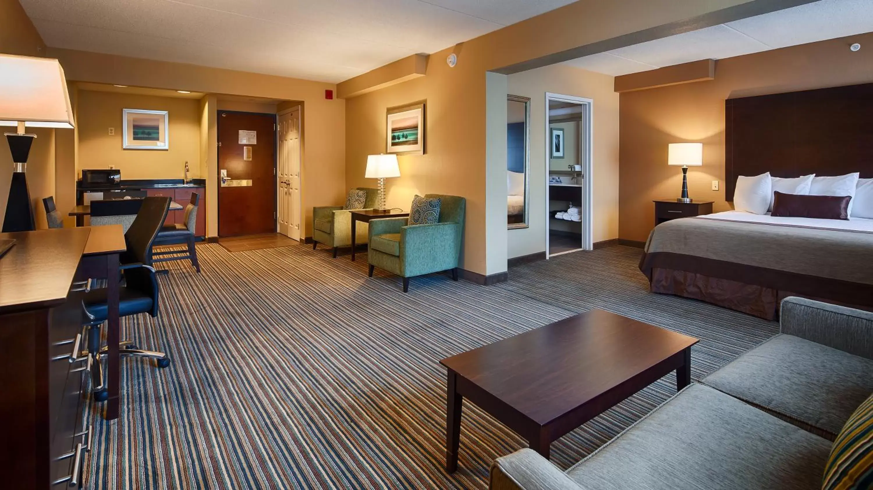 Living room in Best Western Plus Harrisburg East Inn & Suites