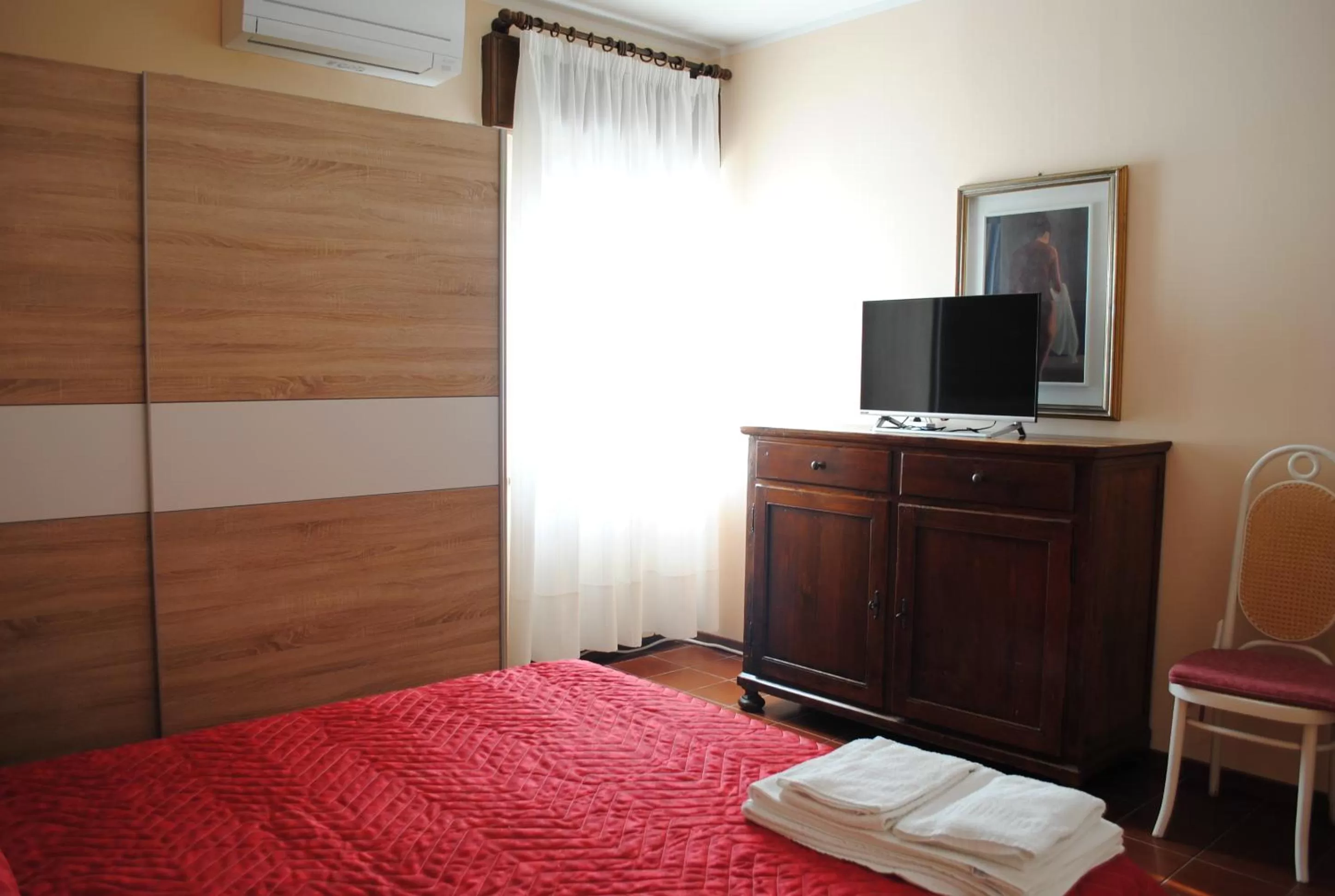 Photo of the whole room, Bed in AGRITURISMO MELOGRANO D'ORO