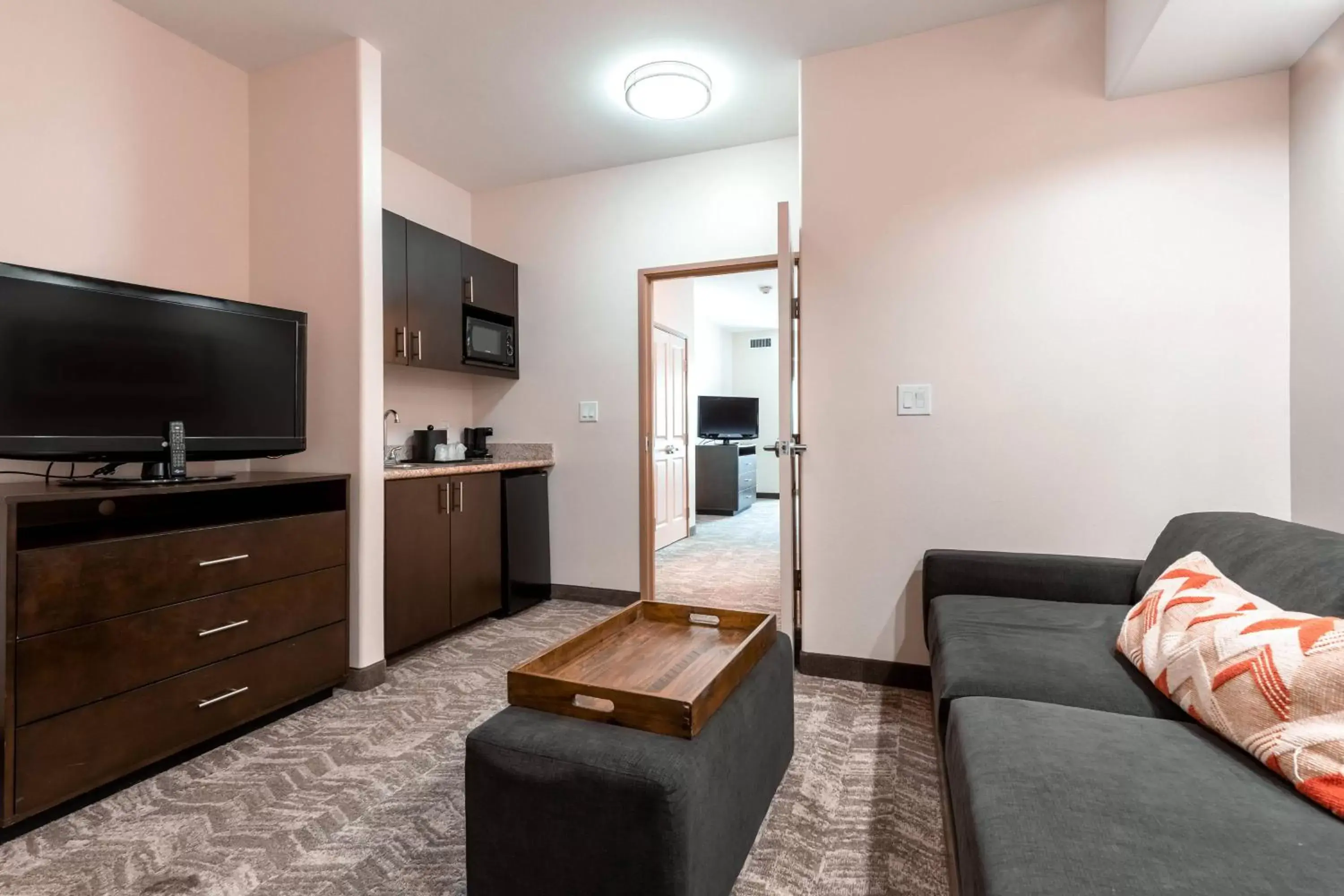 Kitchen or kitchenette, TV/Entertainment Center in SpringHill Suites by Marriott Waco Woodway