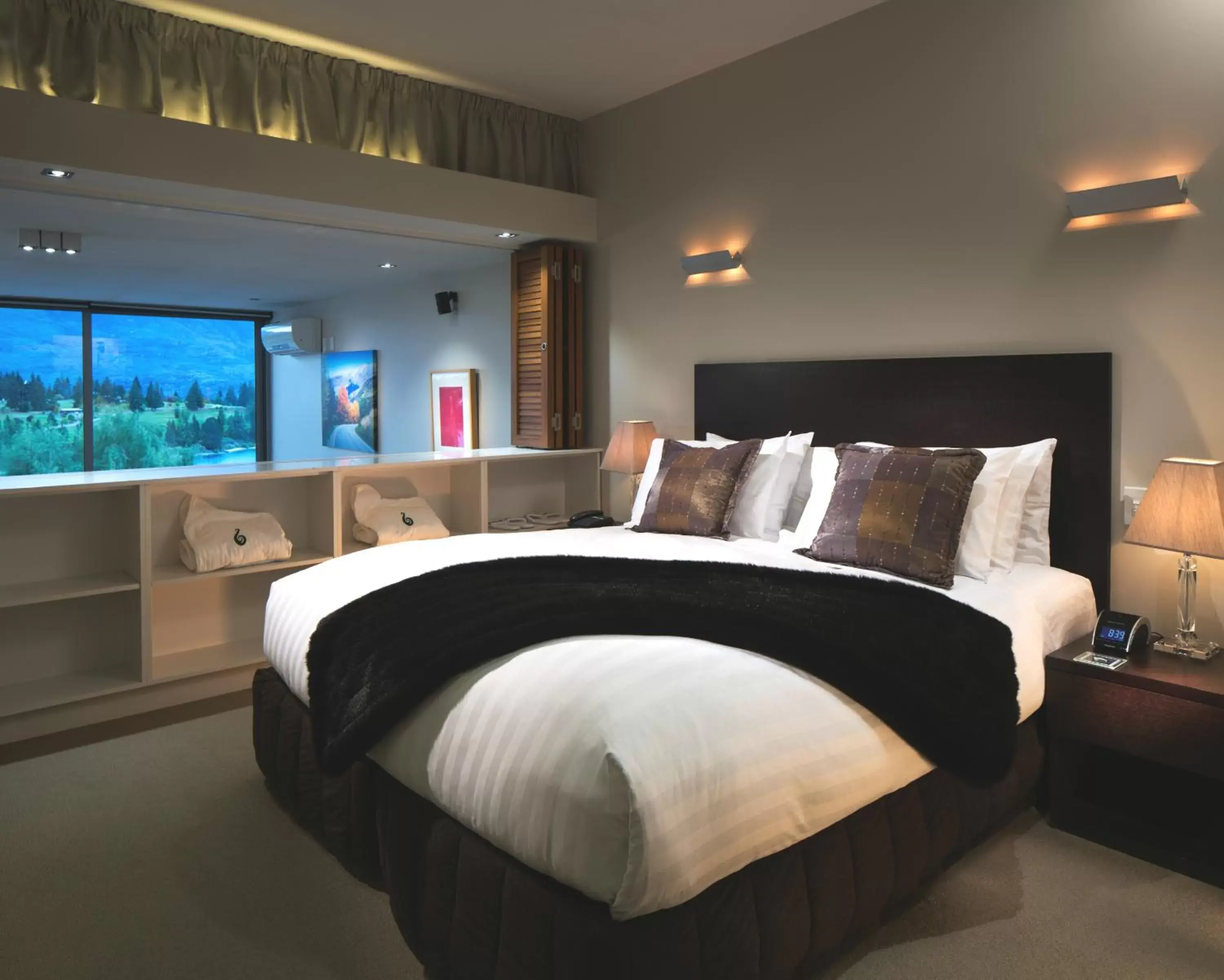 Bedroom, Bed in Swiss-Belsuites Pounamu Queenstown