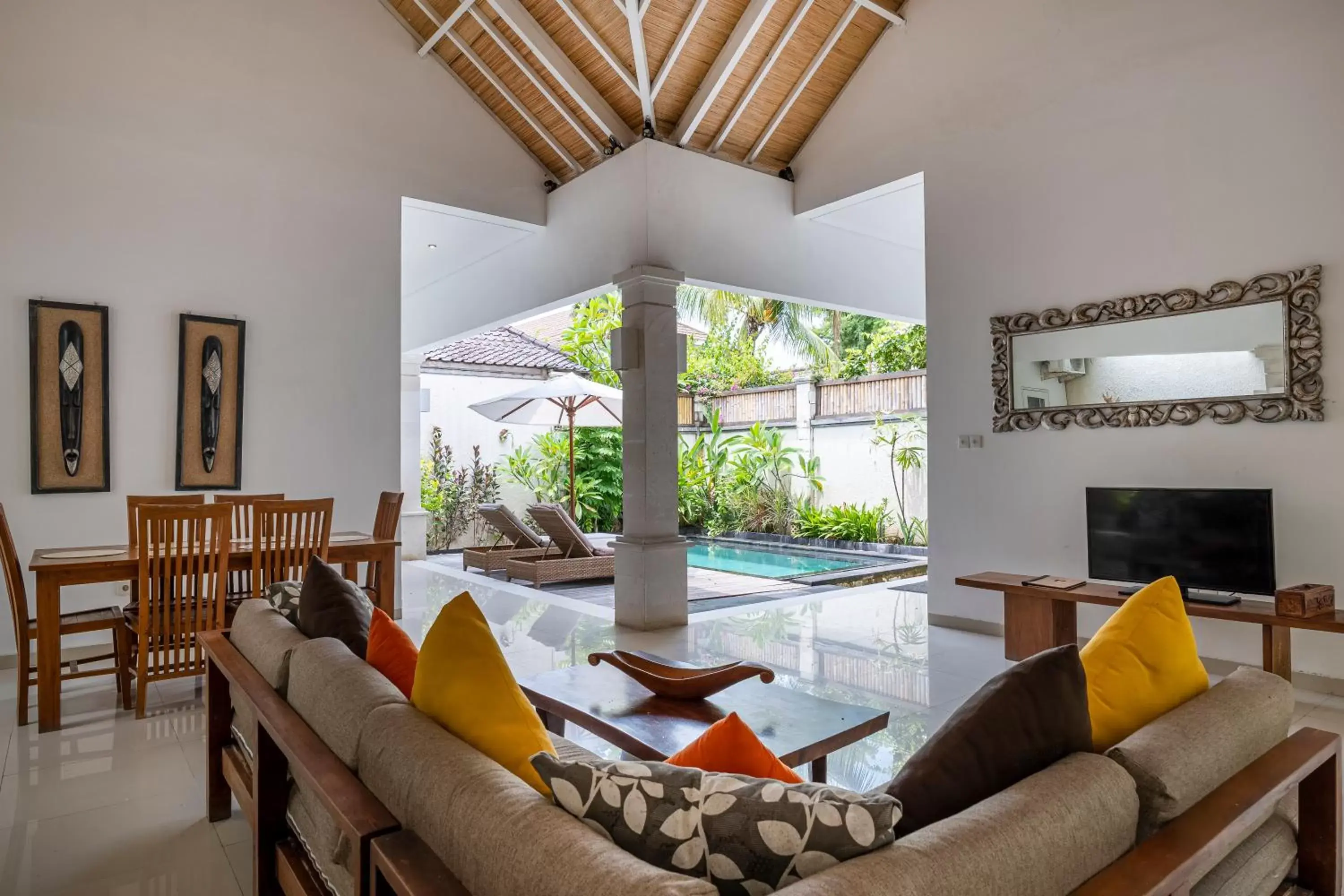 Communal lounge/ TV room, Seating Area in The Beach House Resort