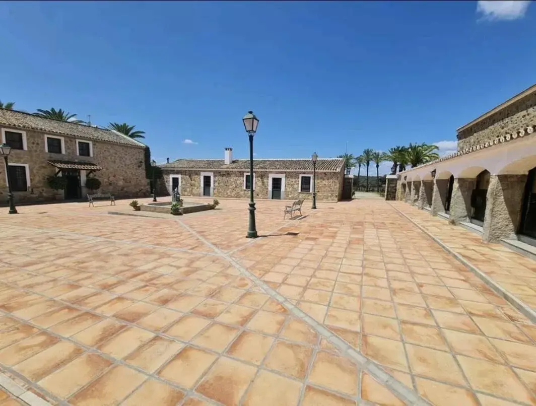 Inner courtyard view, Property Building in Alojamiento Rural Finca Barral