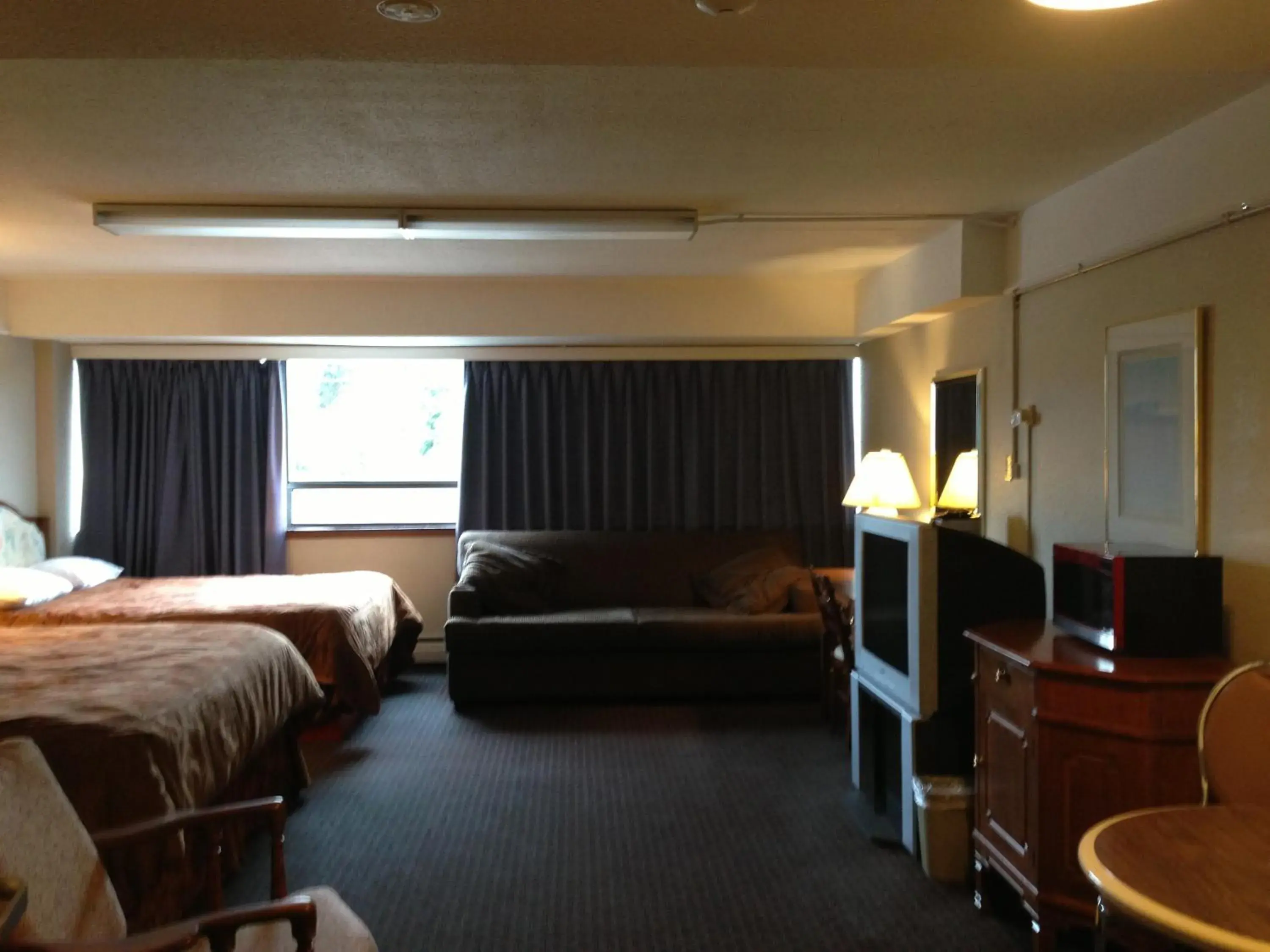 Photo of the whole room, Bed in Moby Dick Inn