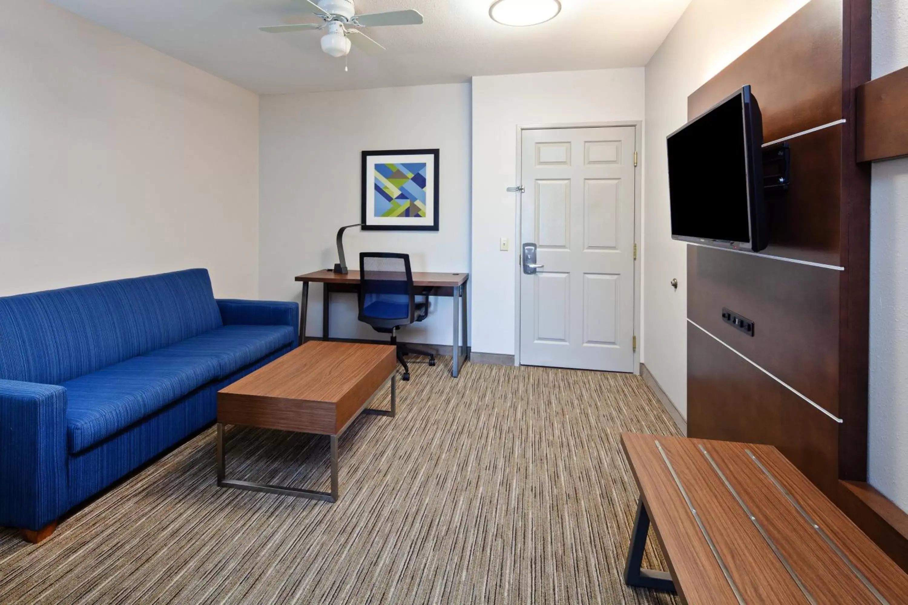 Bedroom, Seating Area in Holiday Inn Express & Suites Rancho Mirage - Palm Spgs Area, an IHG Hotel