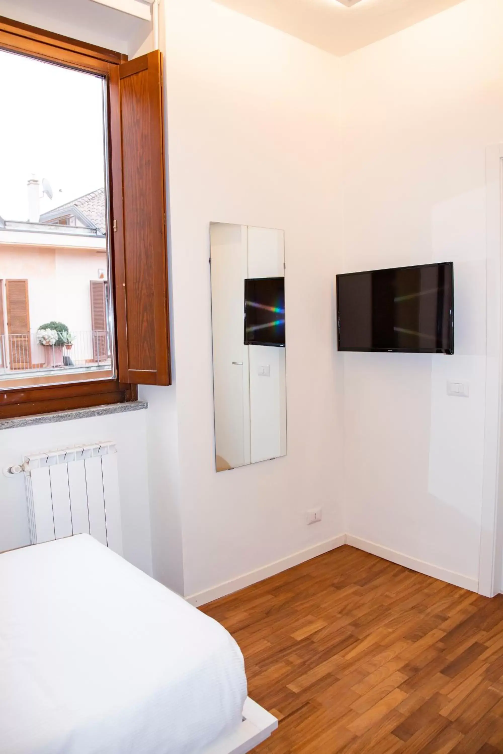 Bed, TV/Entertainment Center in Easy Milano - Rooms and Apartments Navigli