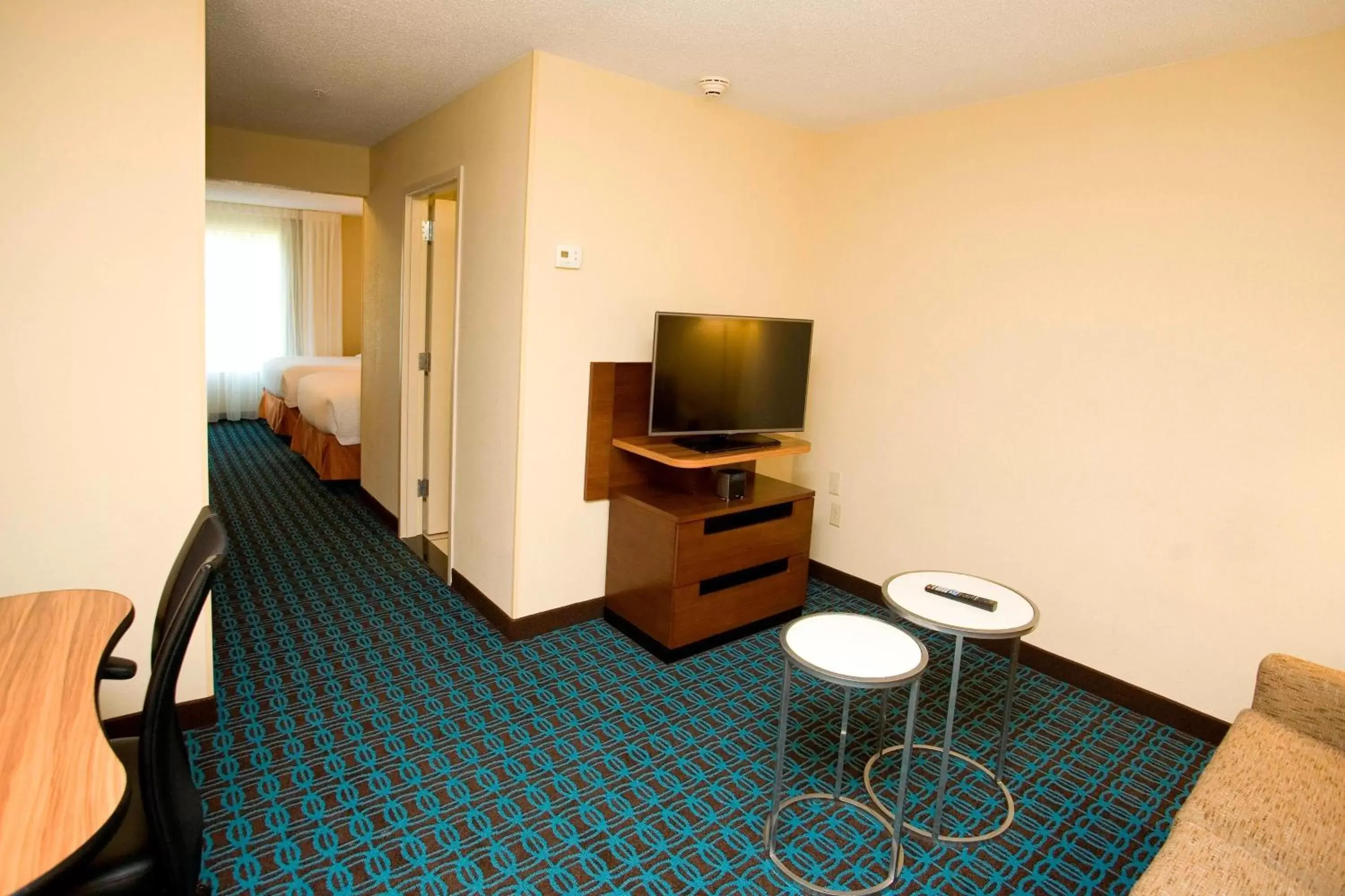 Living room, TV/Entertainment Center in Fairfield Inn & Suites by Marriott Chesapeake Suffolk