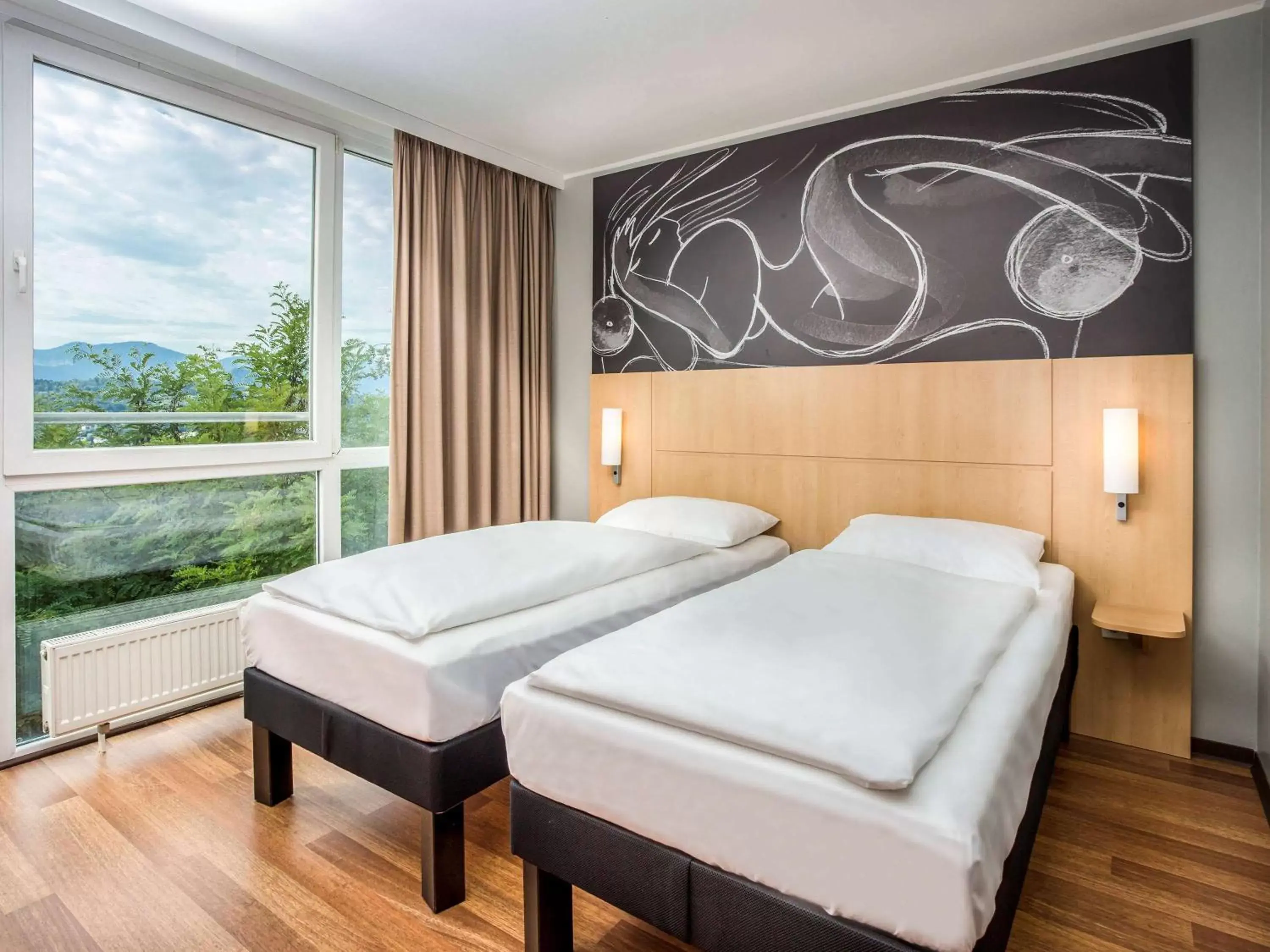 Photo of the whole room, Bed in ibis Wörthersee