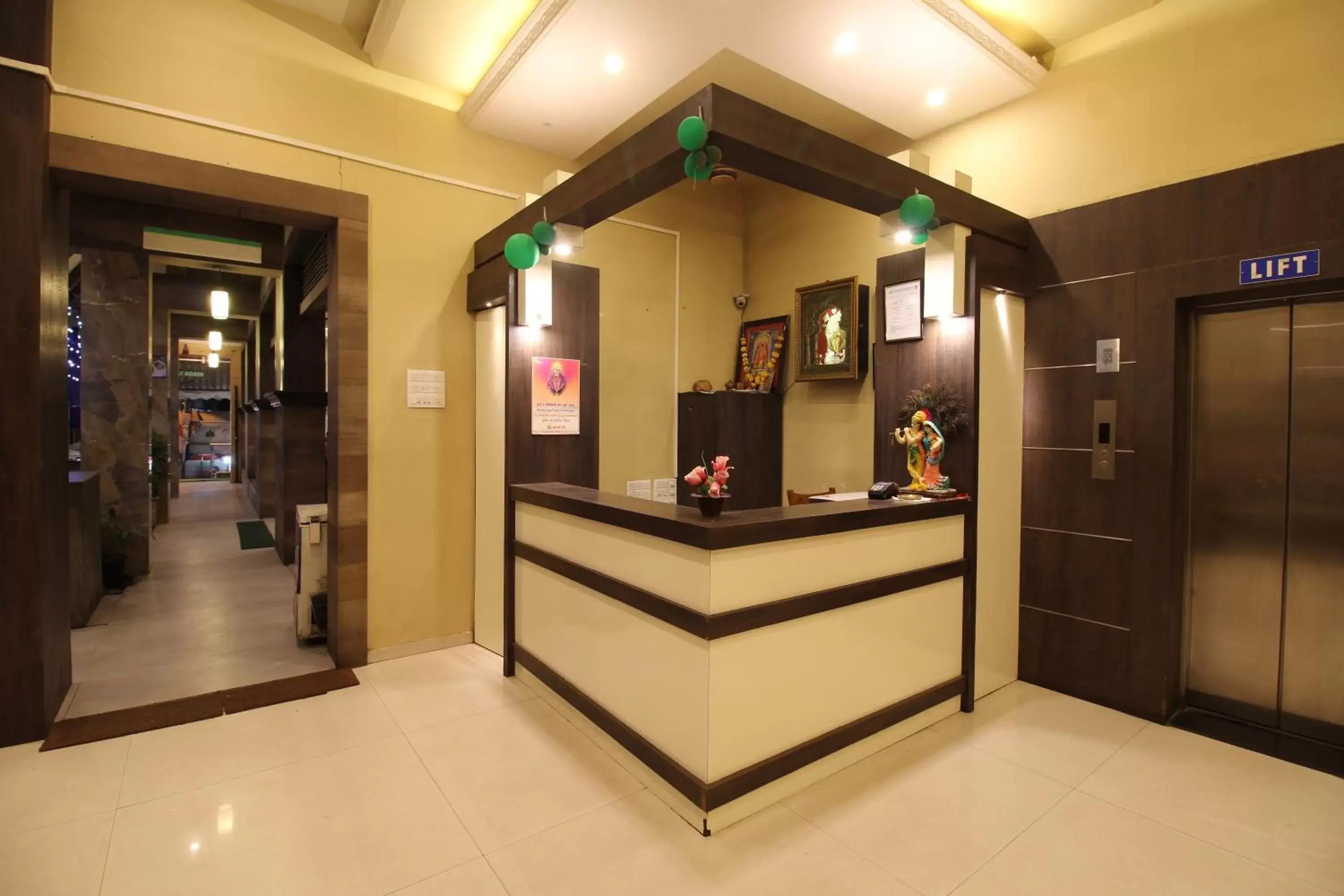 Lobby or reception in Hotel Sham Suman, Kolhapur- Opposite To Mahalaxmi Temple Lobby or reception in Hotel Sham Suman, Kolhapur- Opposite To Mahalaxmi Temple