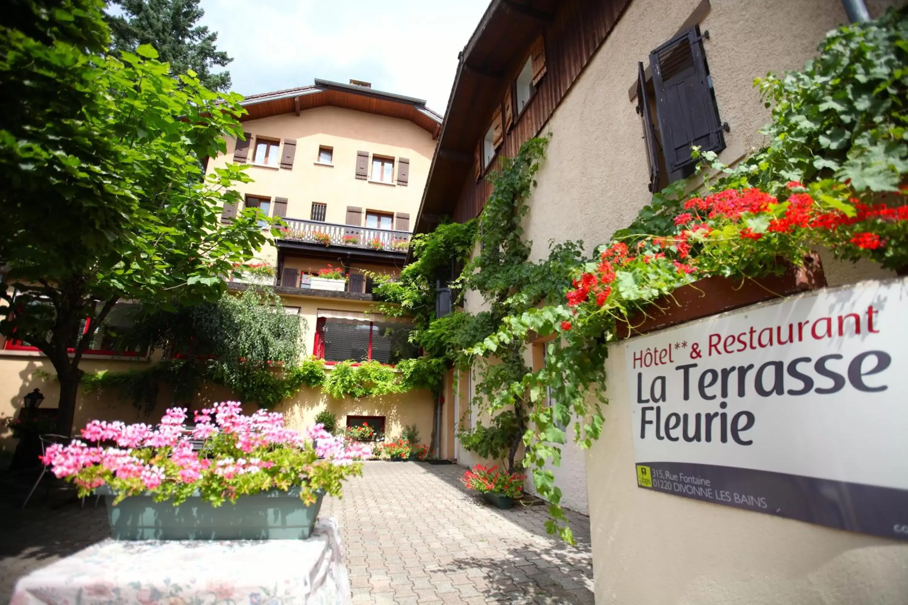 Facade/entrance in Logis Hôtel La Terrasse Fleurie