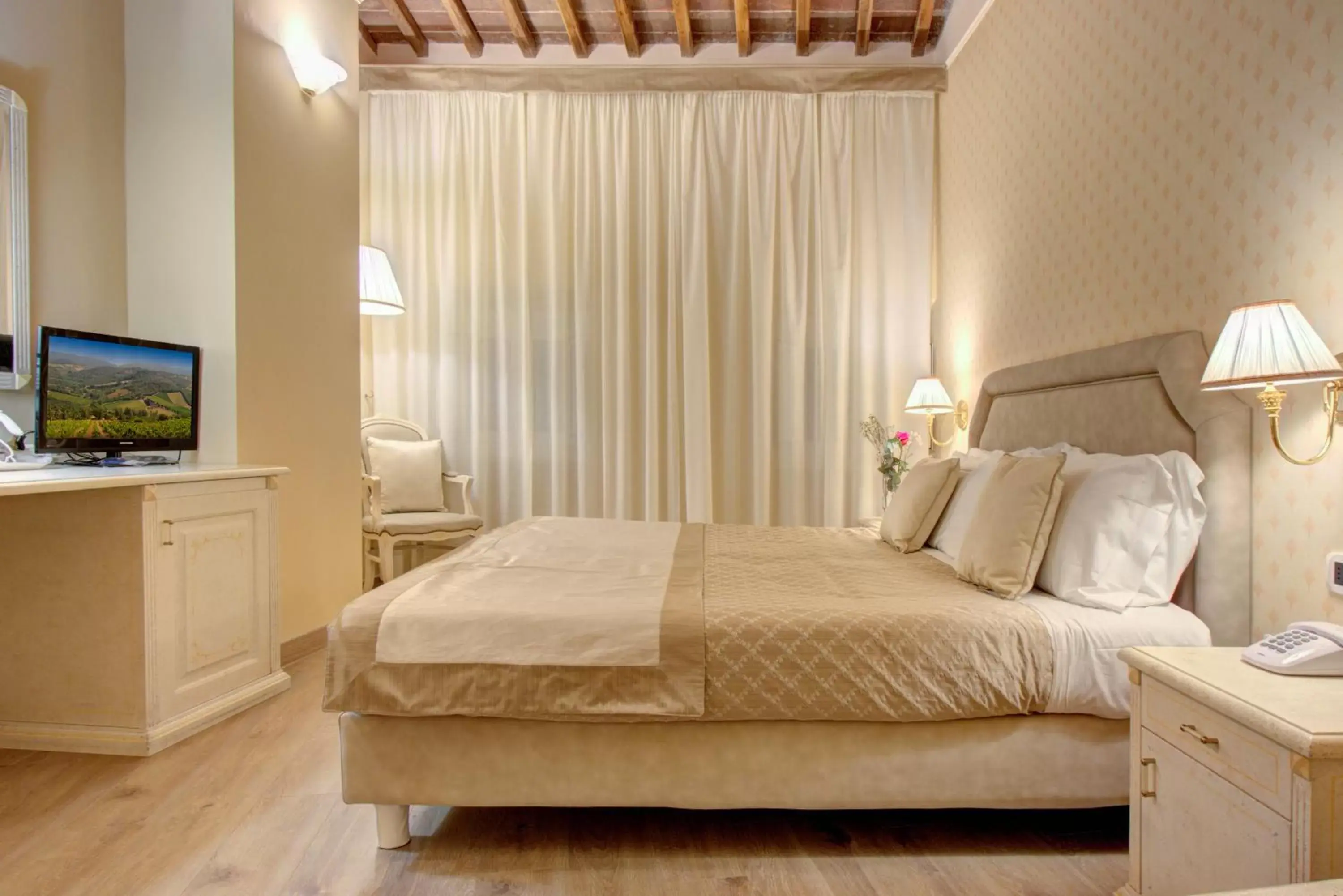 Bedroom, Bed in Hotel La Locanda