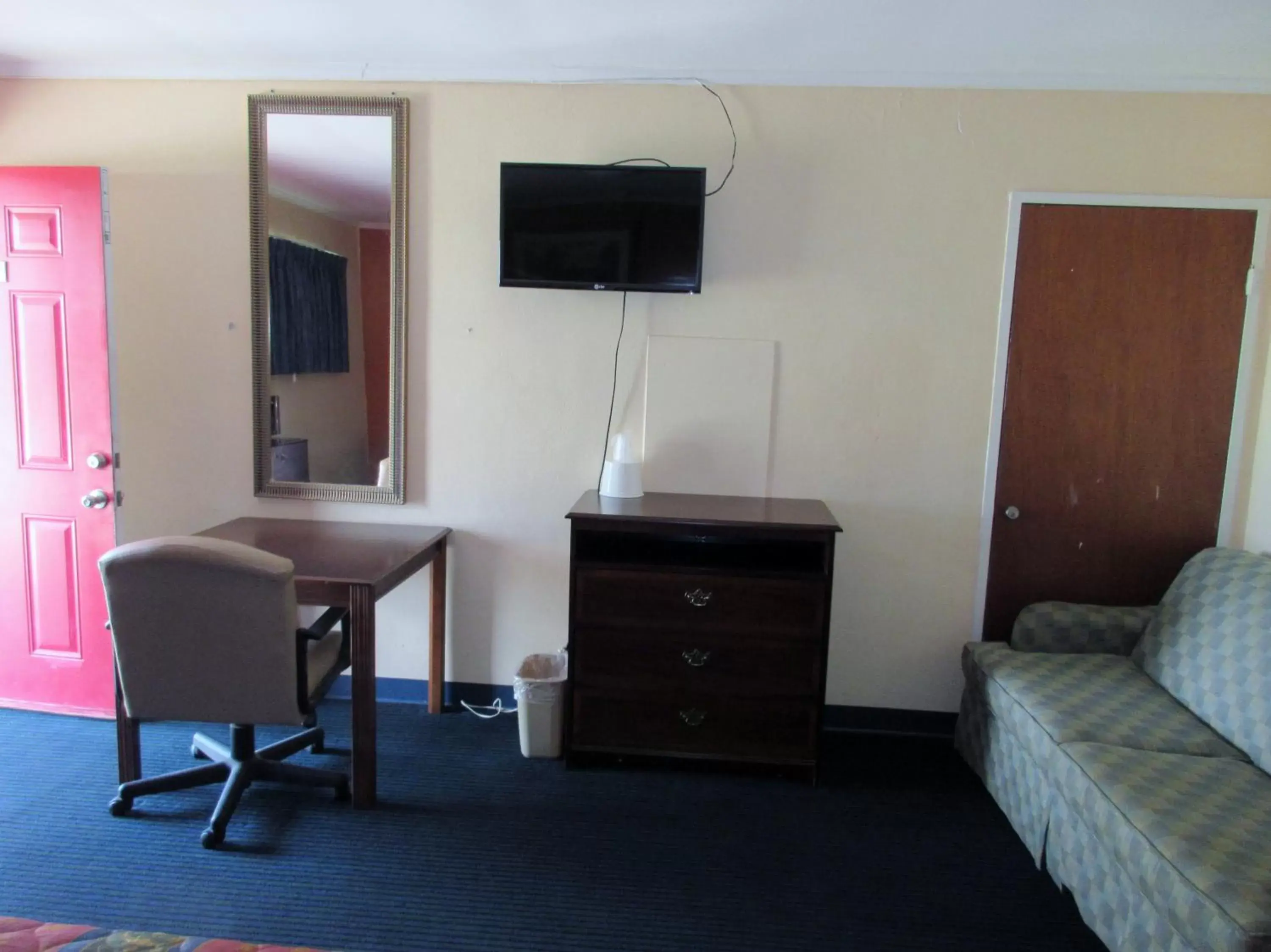 Communal lounge/ TV room, TV/Entertainment Center in Encino Motel