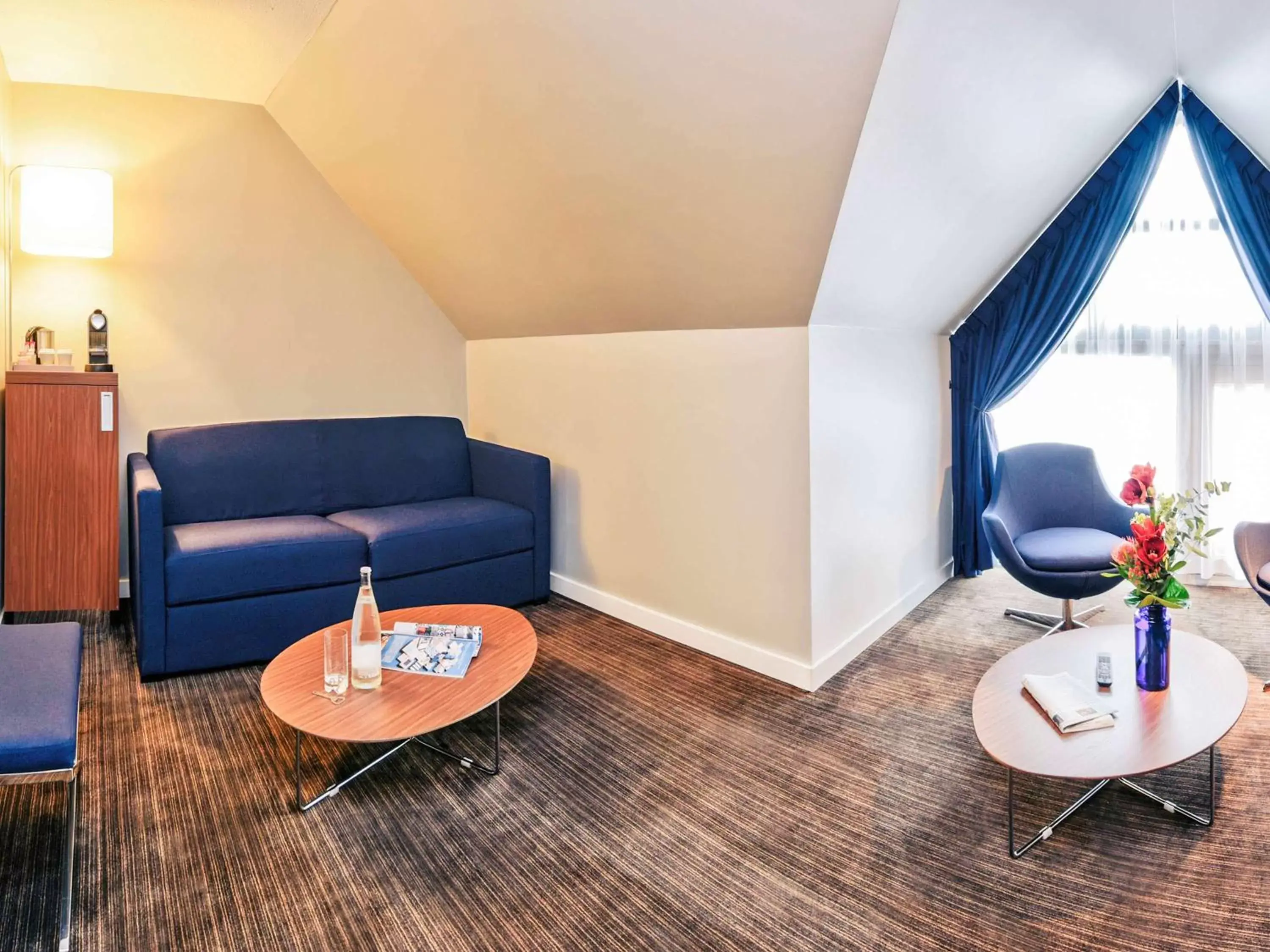 Photo of the whole room, Seating Area in Mercure Rennes Centre Parlement