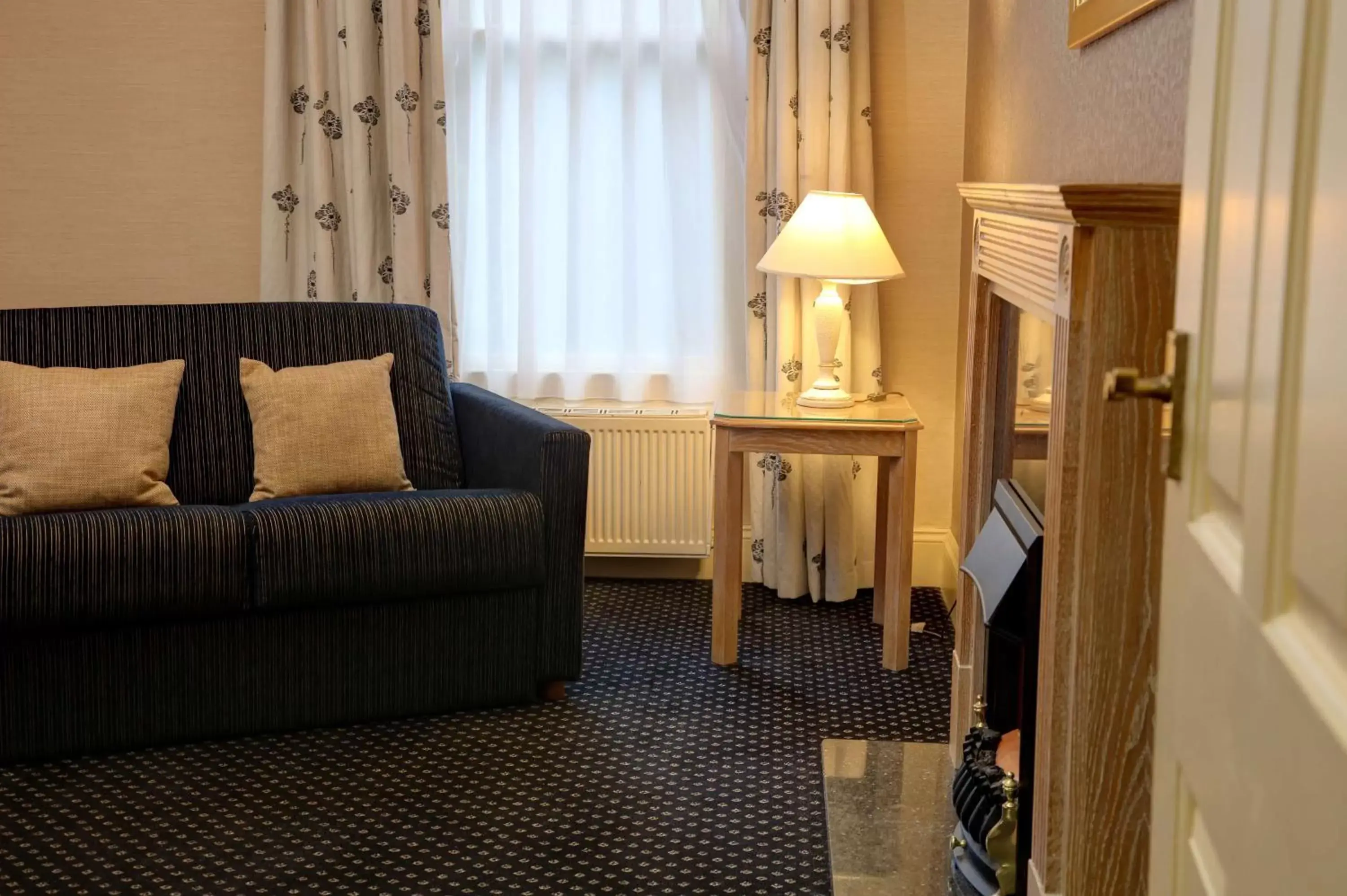 Photo of the whole room, Seating Area in Norfolk Royale Hotel