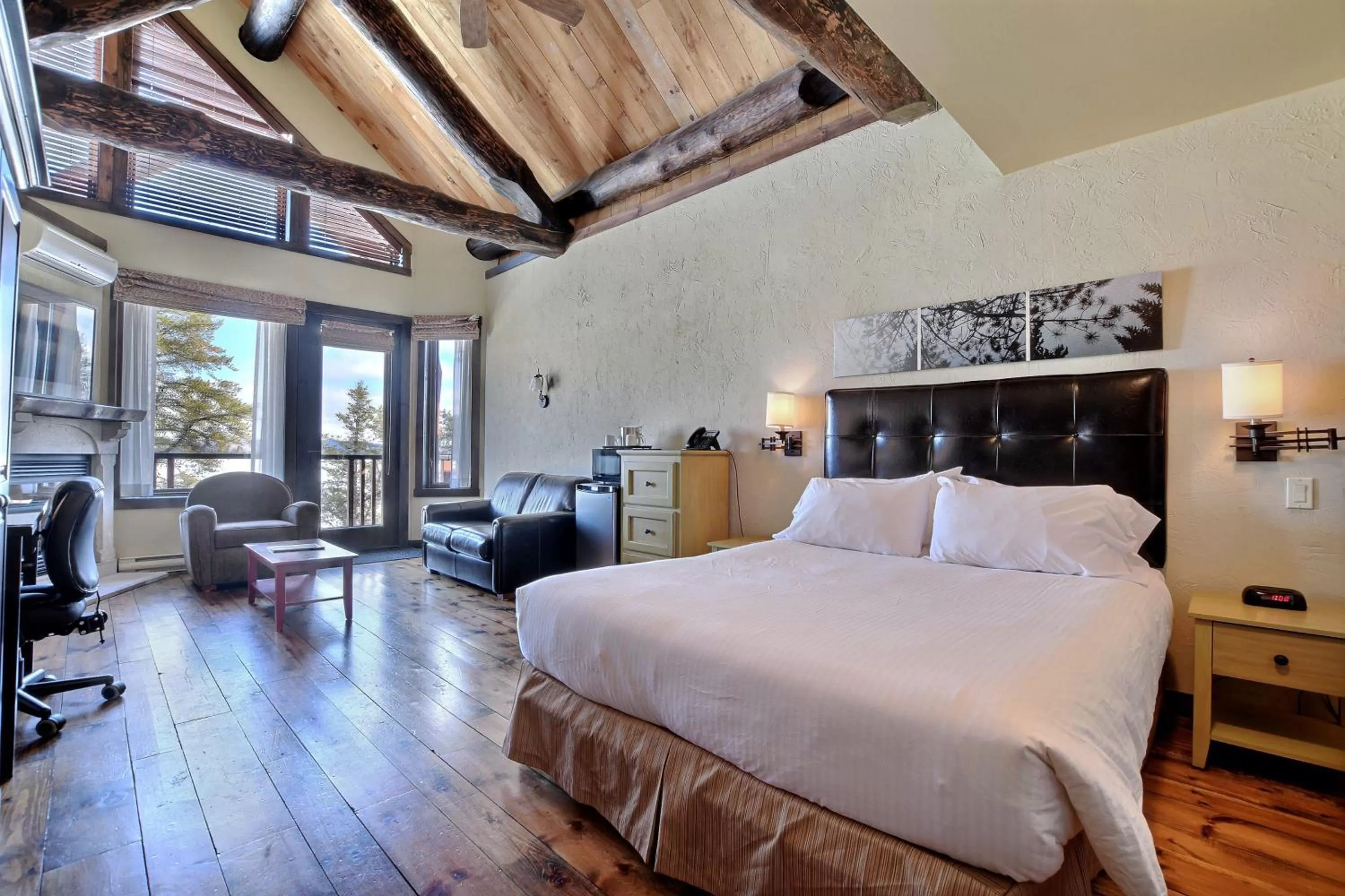 Bed in Les Condos Du Lac Taureau- Rooms & Condos