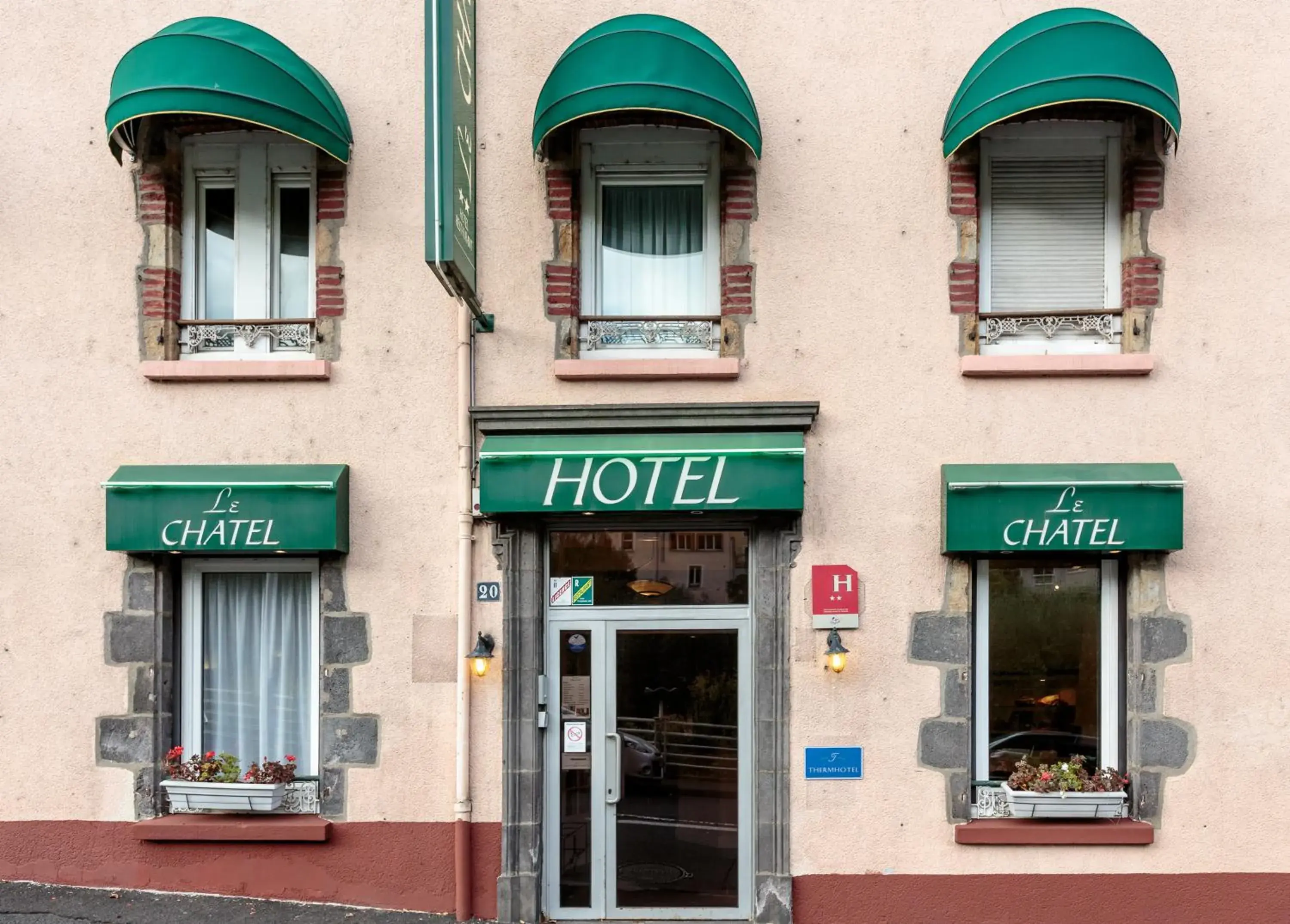 Facade/entrance in Le Chatel