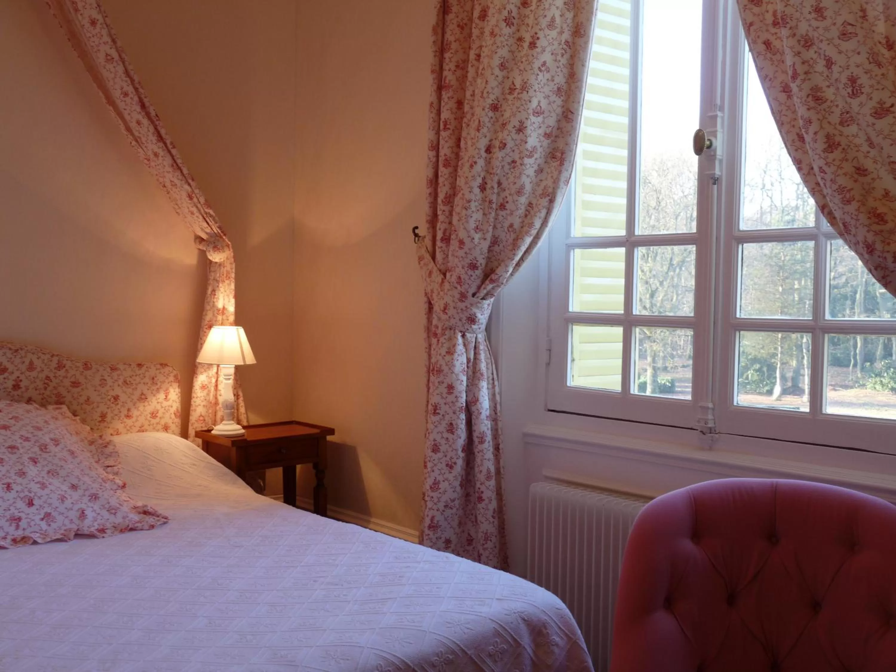 Bed in Château de la Râpée Hôtel restaurant