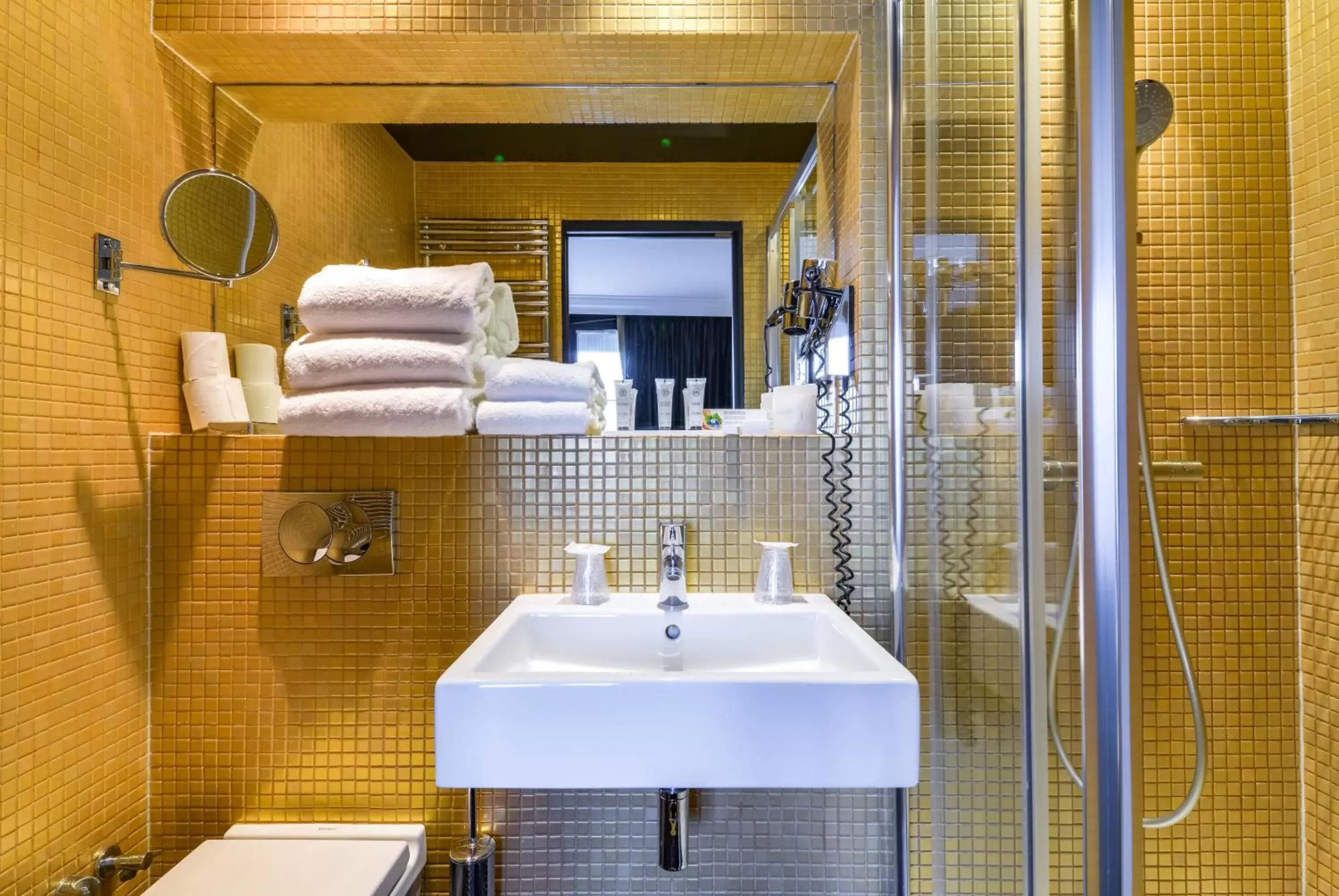 Bathroom in First Hotel Paris Tour Eiffel