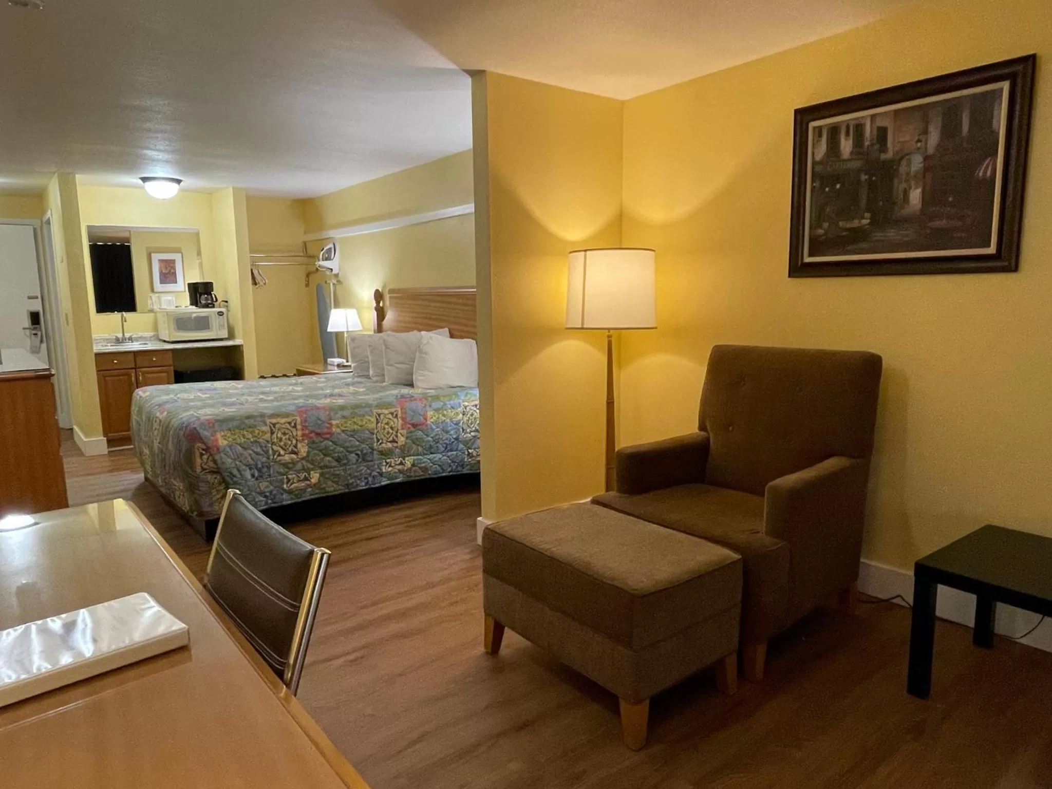 Photo of the whole room, Bed in Marina Inn Des Moines / SeaTac