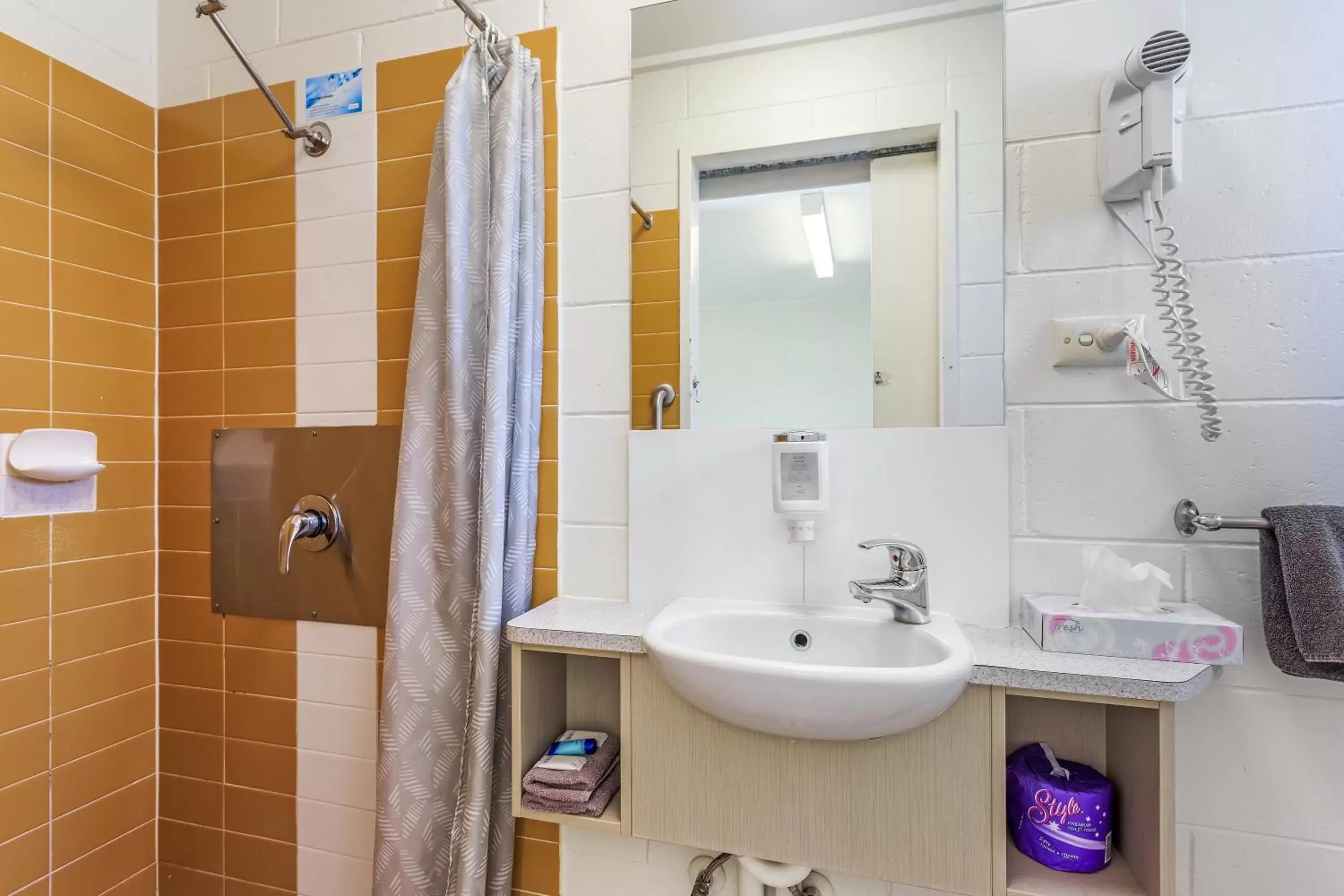 Shower, Bathroom in Top Spot Motel