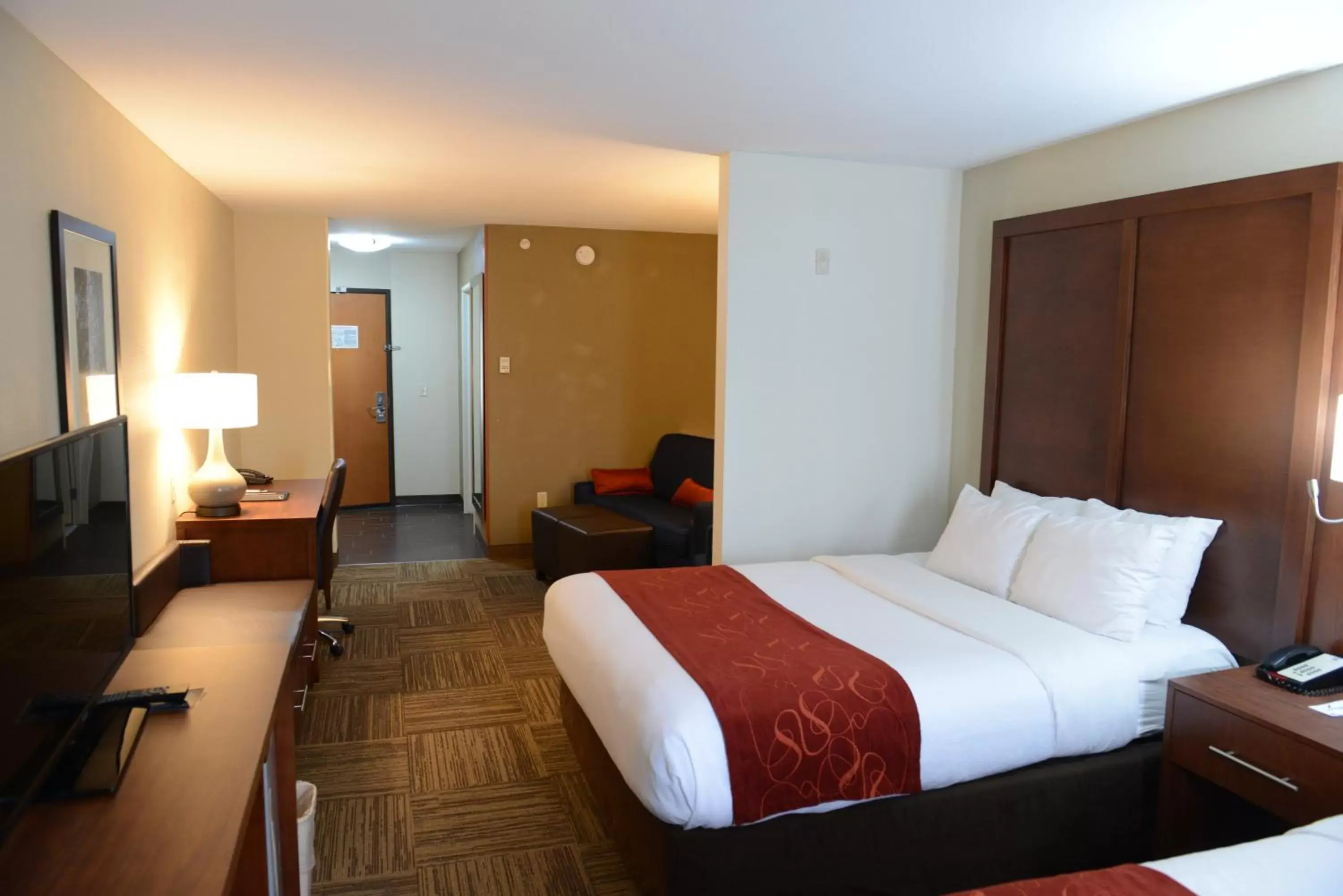 Photo of the whole room in Comfort Suites Urbana Champaign, University Area