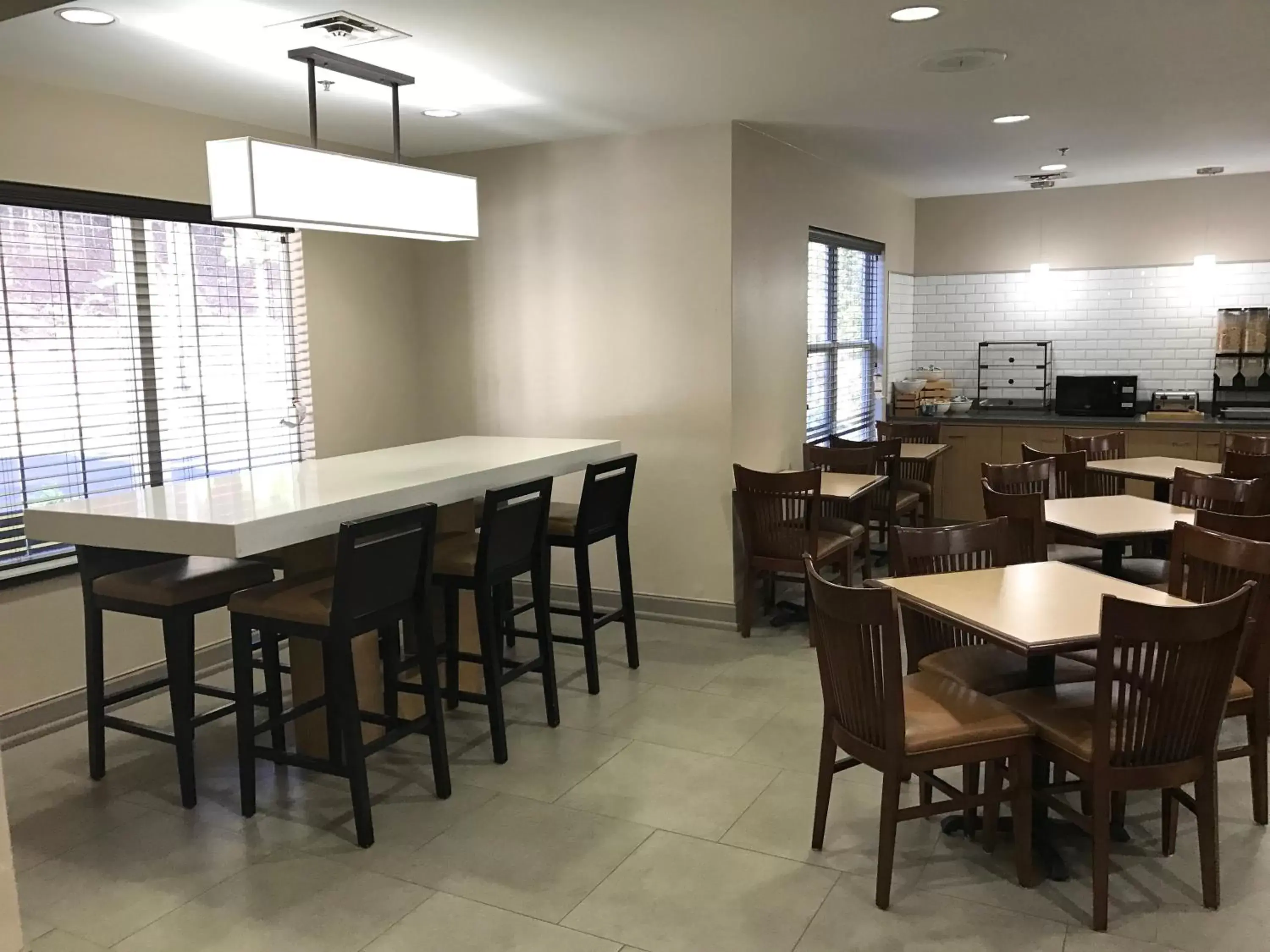 Seating area, Restaurant/Places to Eat in Country Inn & Suites by Radisson, Dalton, GA