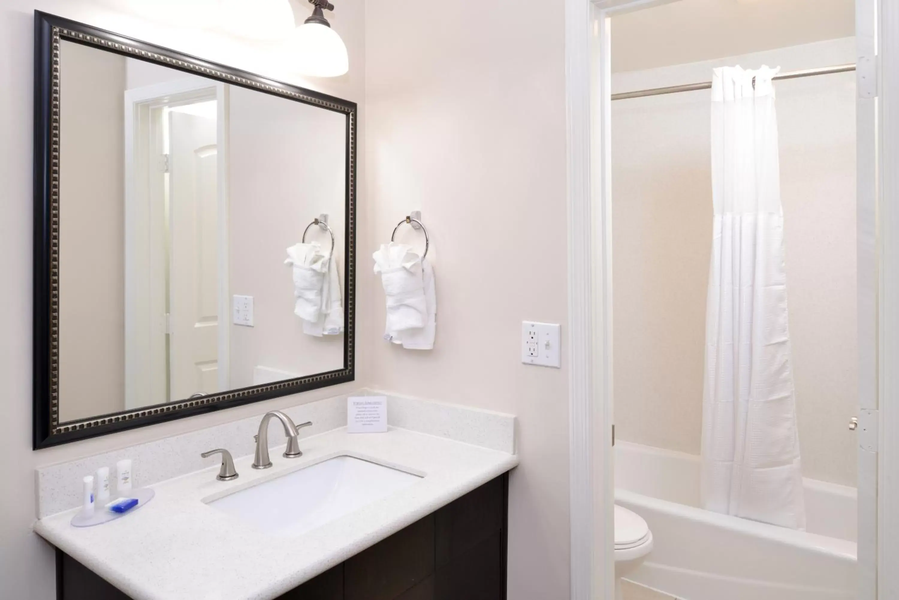 Toilet, Bathroom in Best Western Plus LA Mid-Town Hotel