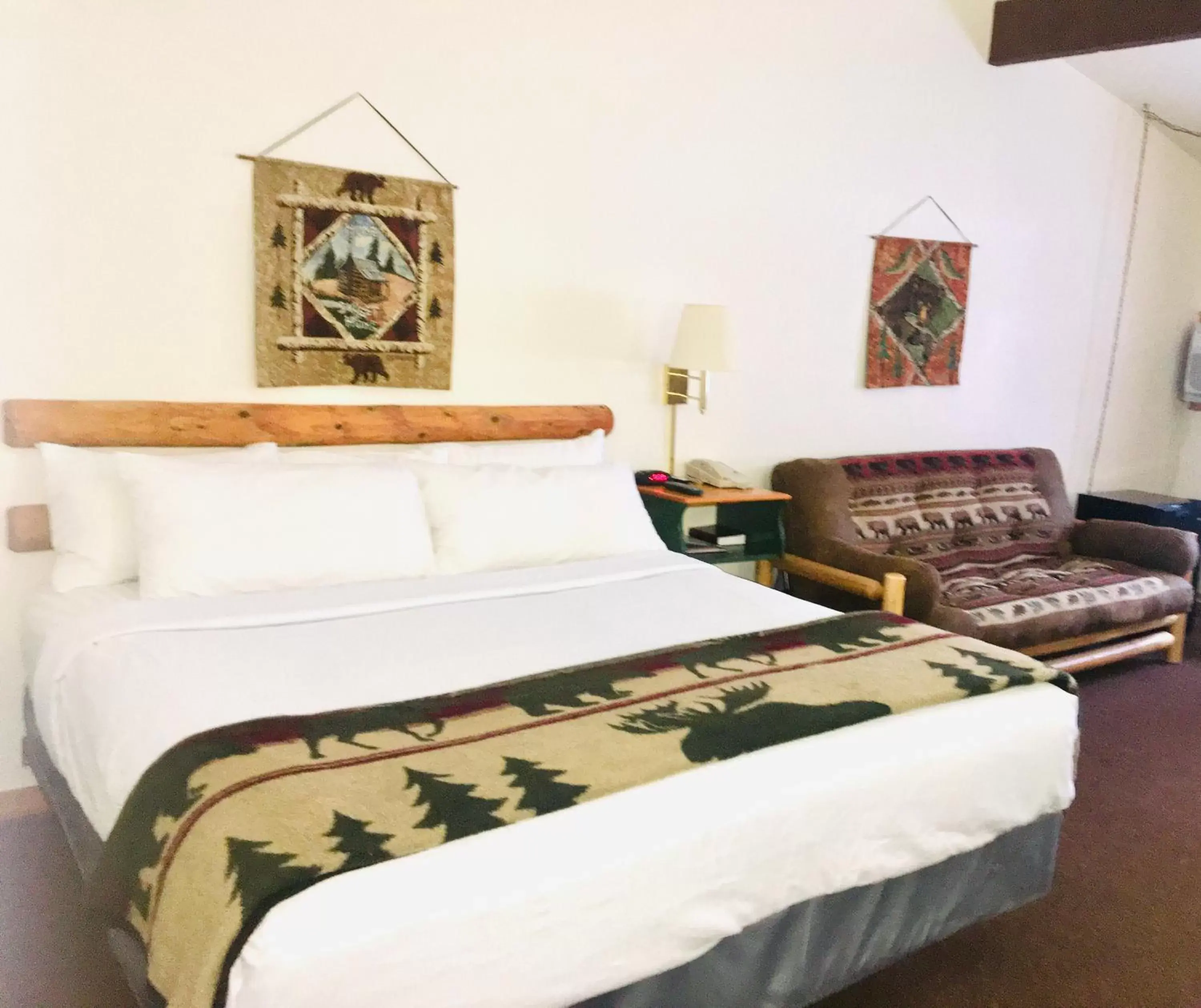 Bed in Hiawatha Lodge Inn