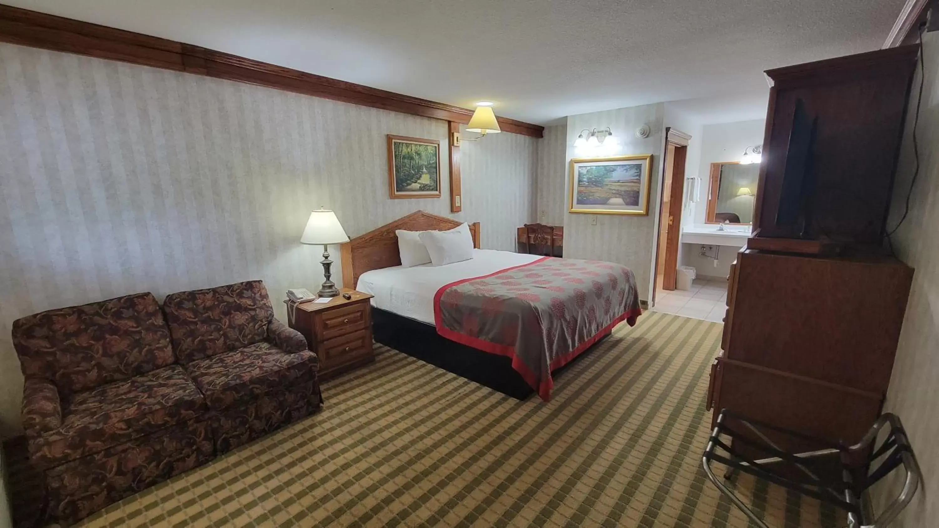Bed in Ramada by Wyndham Saginaw Hotel & Suites