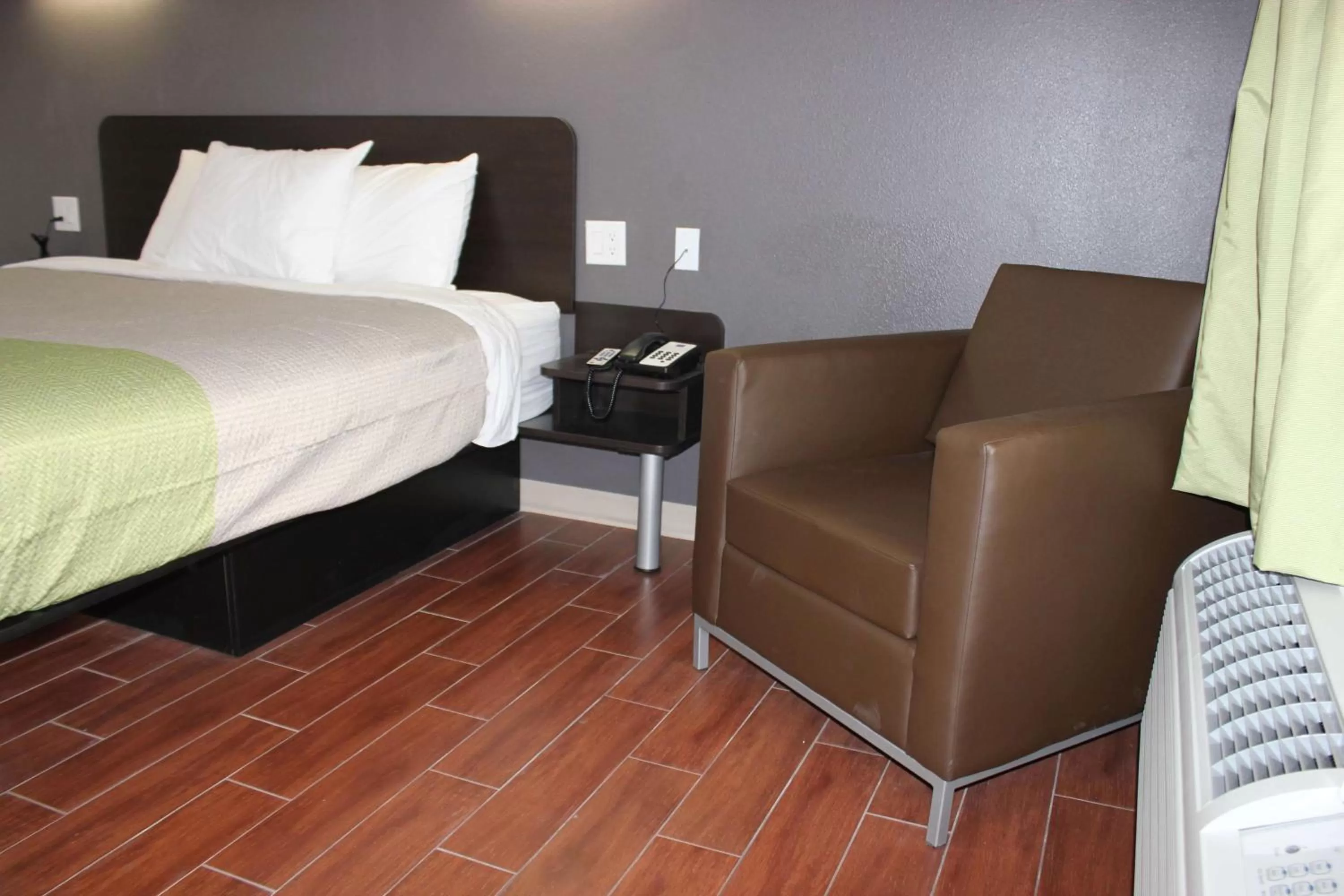 Photo of the whole room in Studio 6-Houston, TX - East