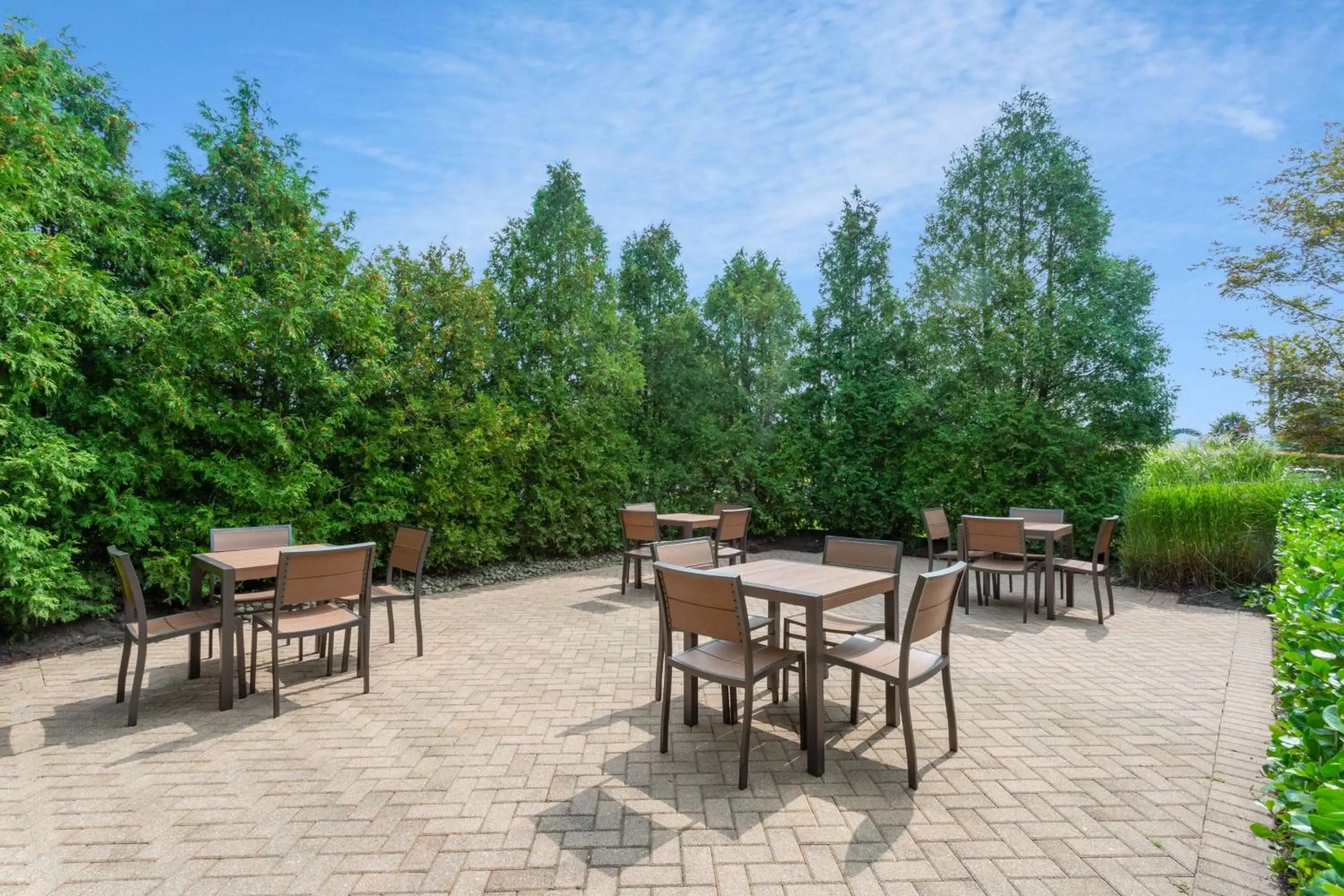 Patio, Restaurant/Places to Eat in Hilton Garden Inn Islip/MacArthur Airport