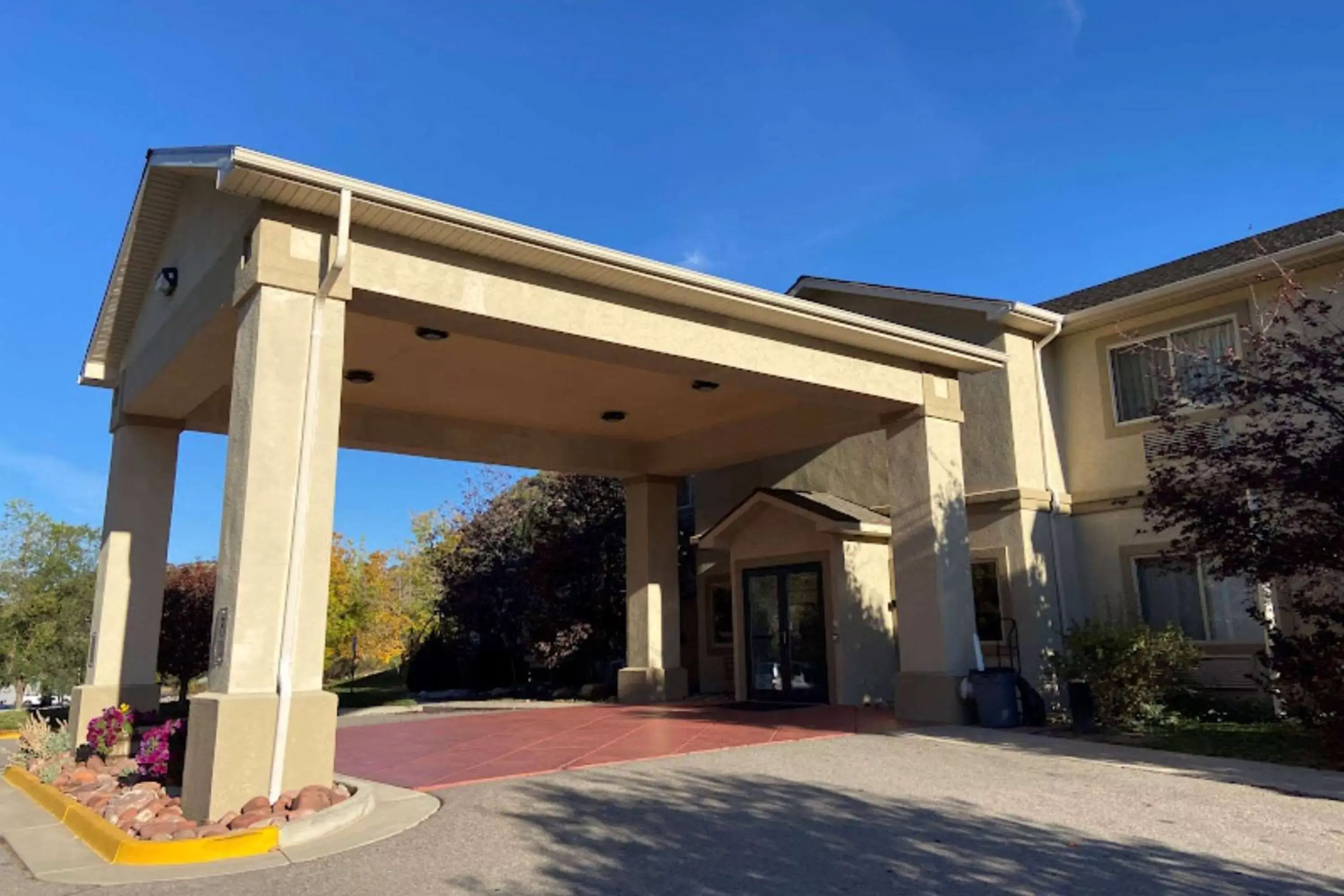 Property building in Wingate by Wyndham New Castle - Glenwood Springs Property building in Wingate by Wyndham New Castle - Glenwood Springs