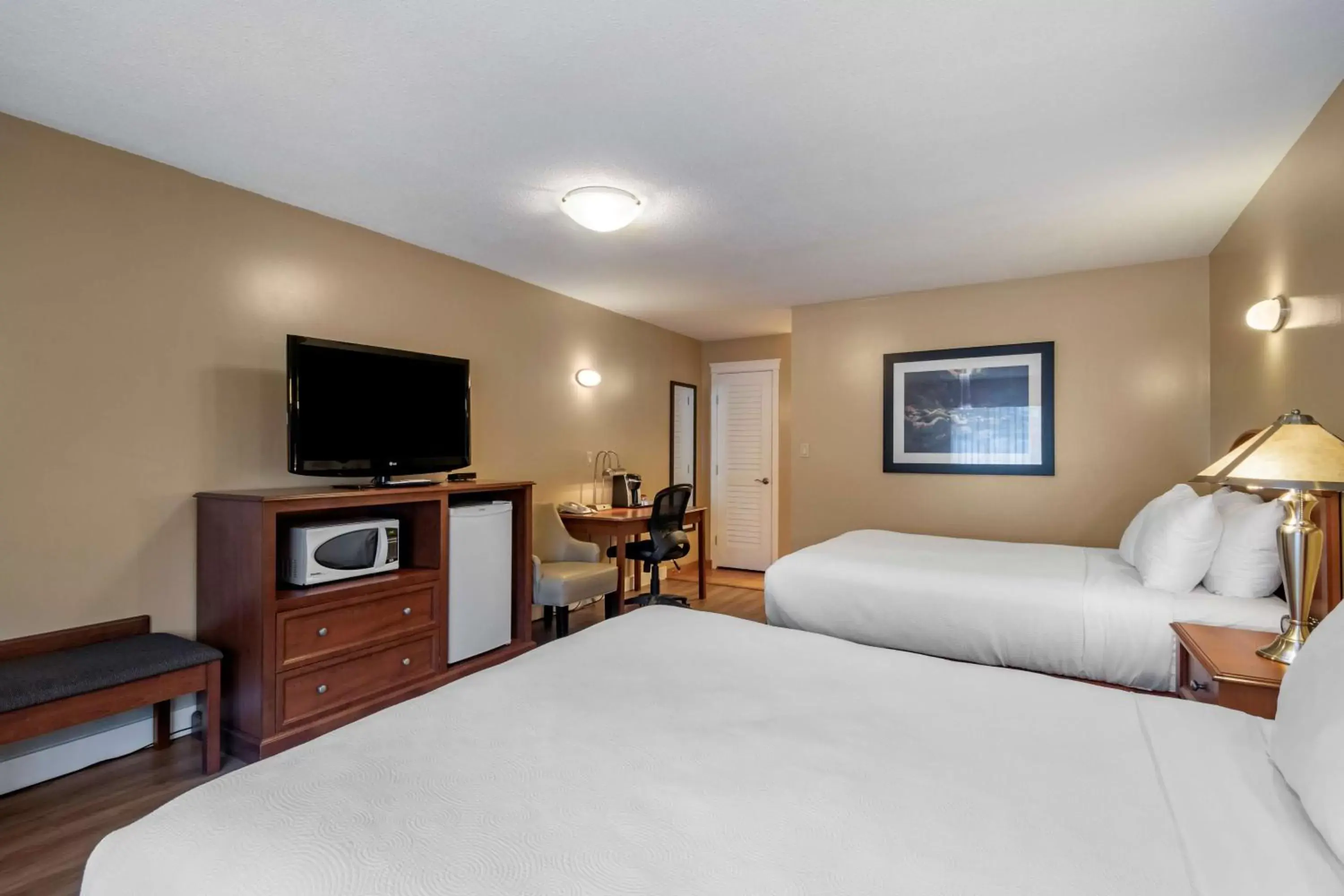 Bedroom, TV/Entertainment Center in Best Western Sicamous Inn