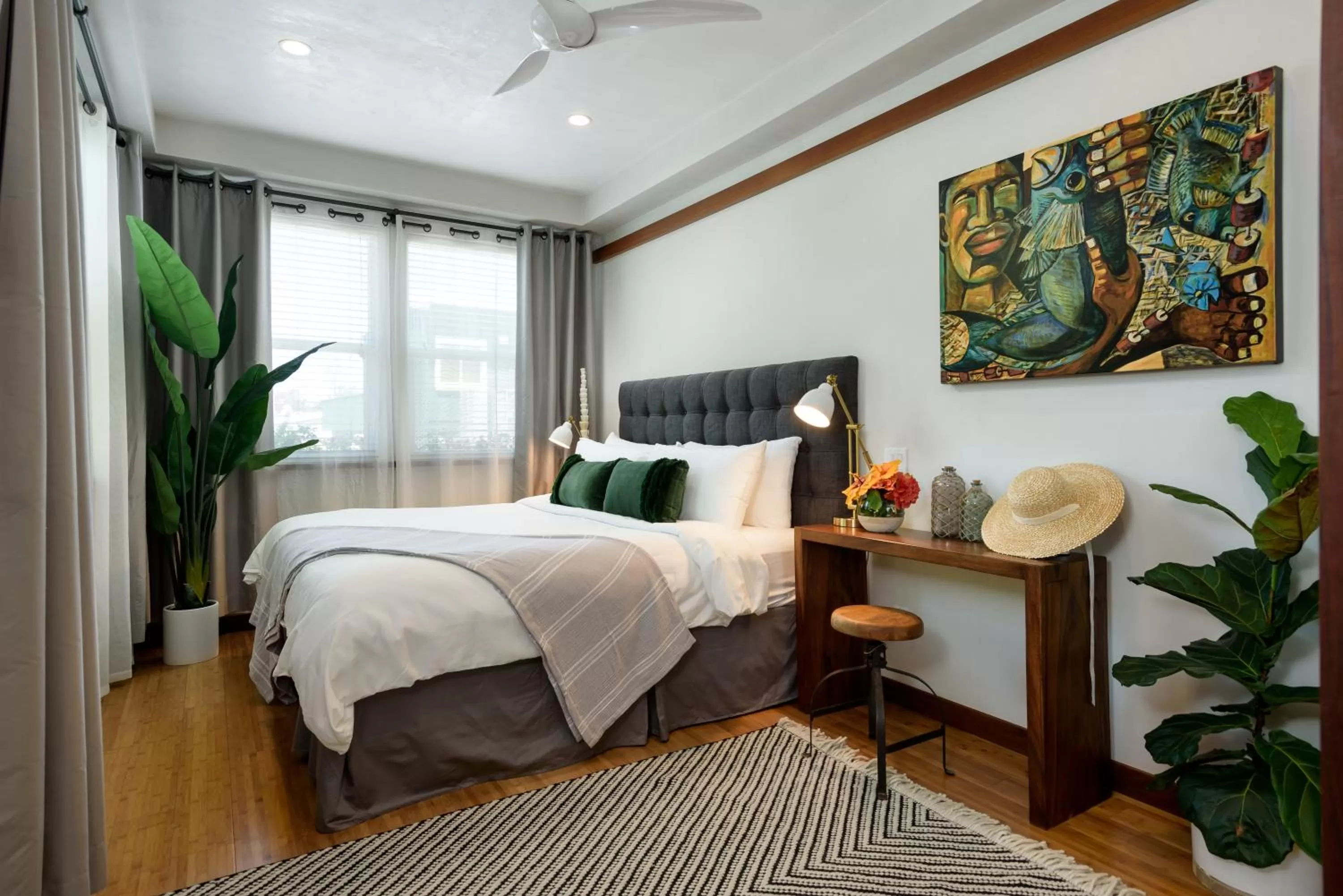 Photo of the whole room, Bed in Paia Inn