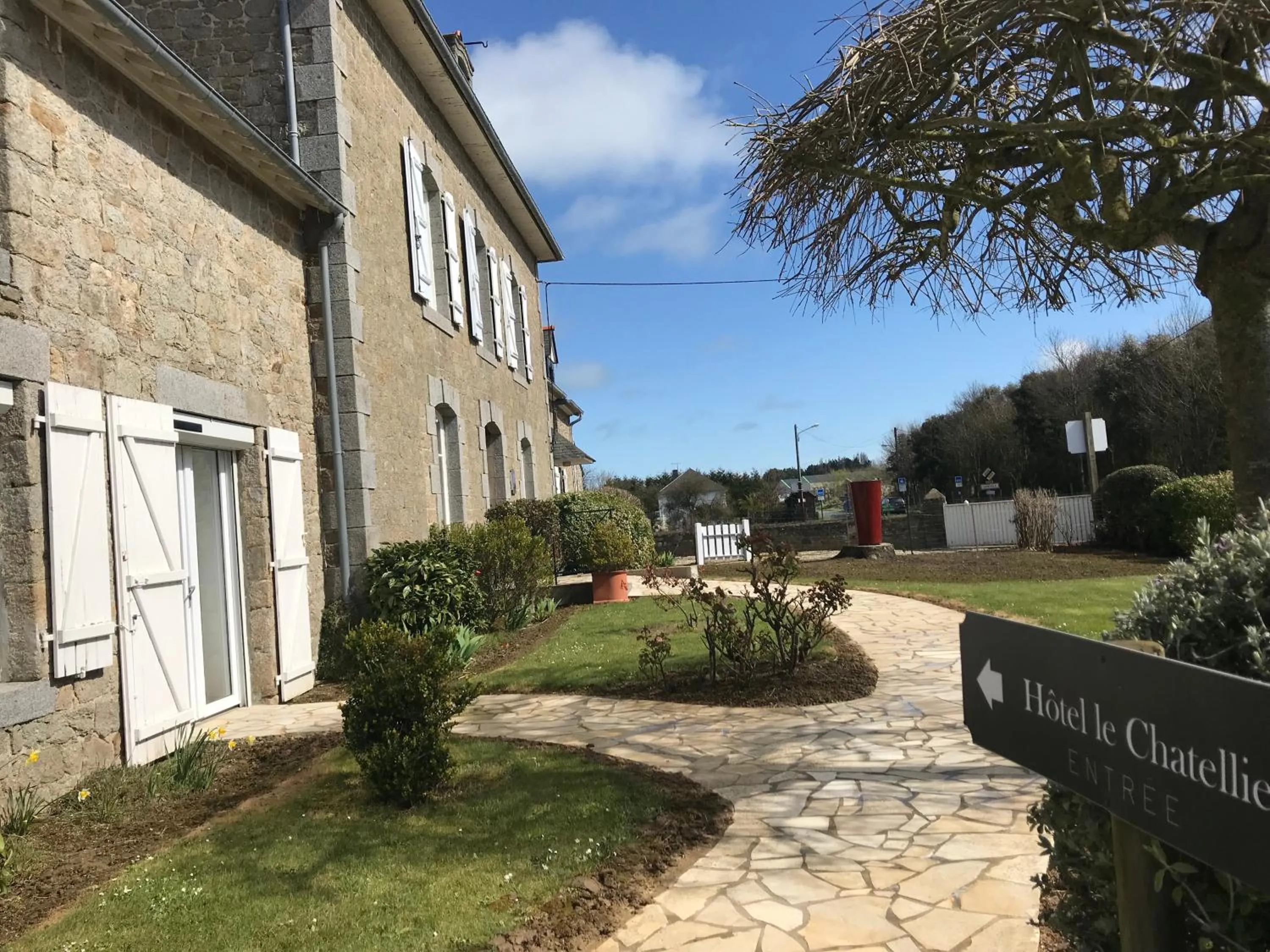 Facade/entrance in Hôtel Le Chatellier - Piscine chauffée d'avril à octobre