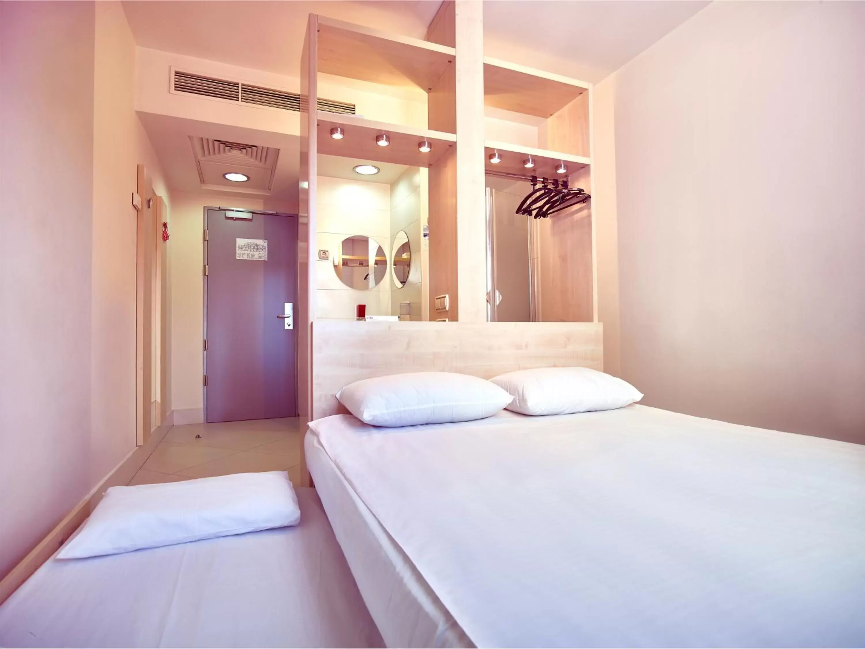 Photo of the whole room, Bed in Hello Hotels Gara de Nord