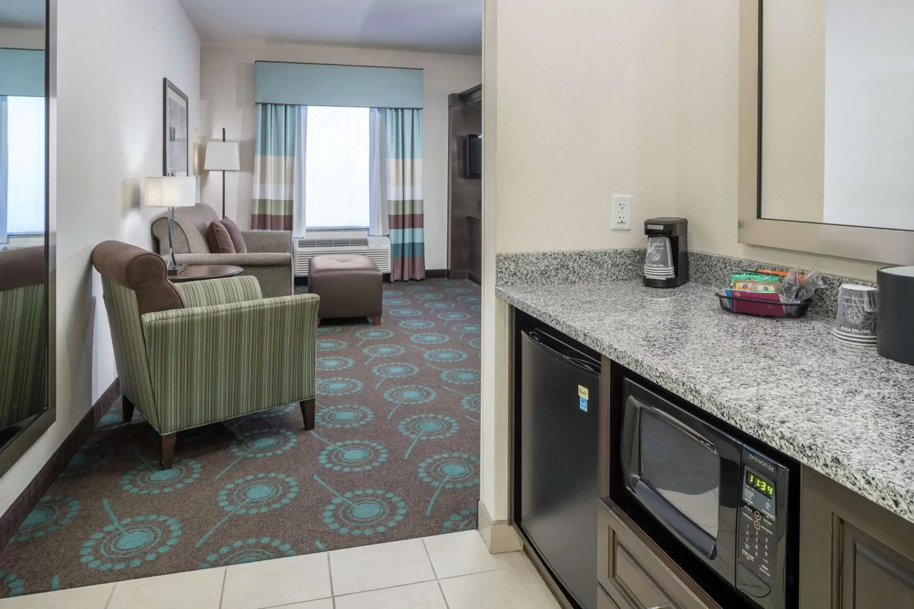 Living room, Kitchen/Kitchenette in Hampton Inn & Suites Huntsville Research Park Area