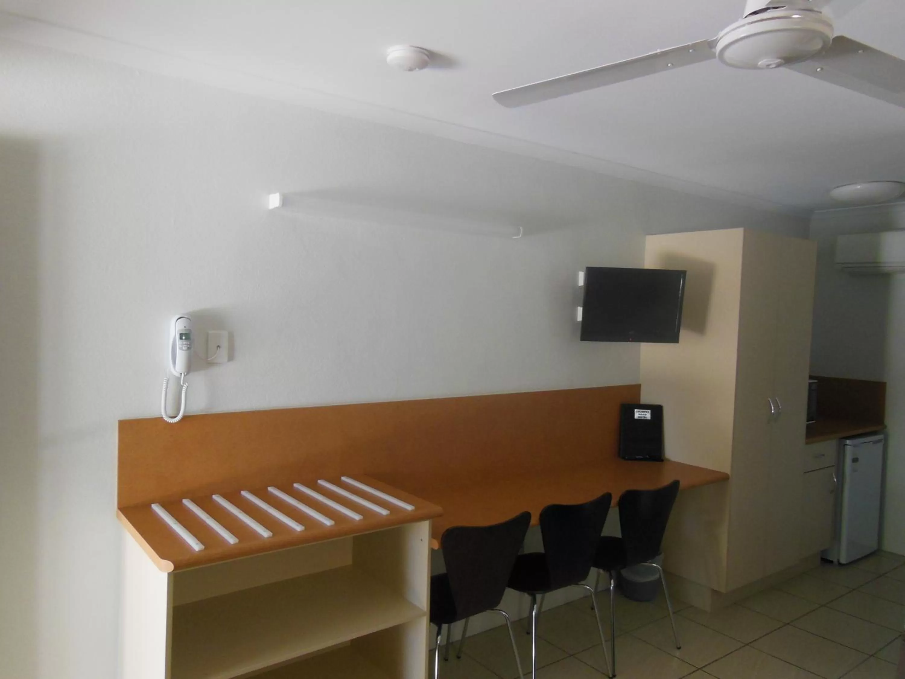 Kitchen or kitchenette in Country Road Motel