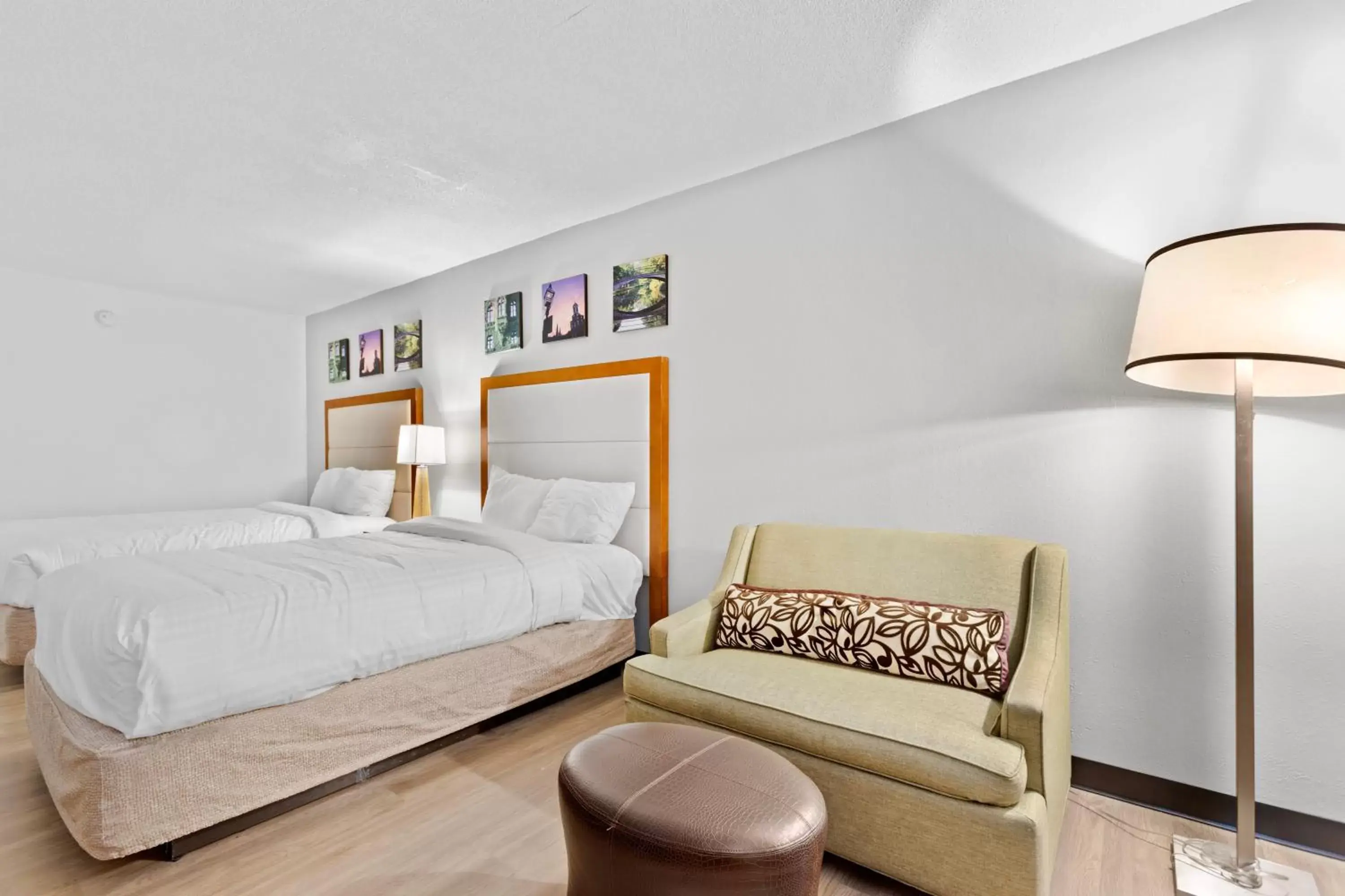 Photo of the whole room, Bed in Days Inn by Wyndham Erie Photo of the whole room, Bed in Days Inn by Wyndham Erie